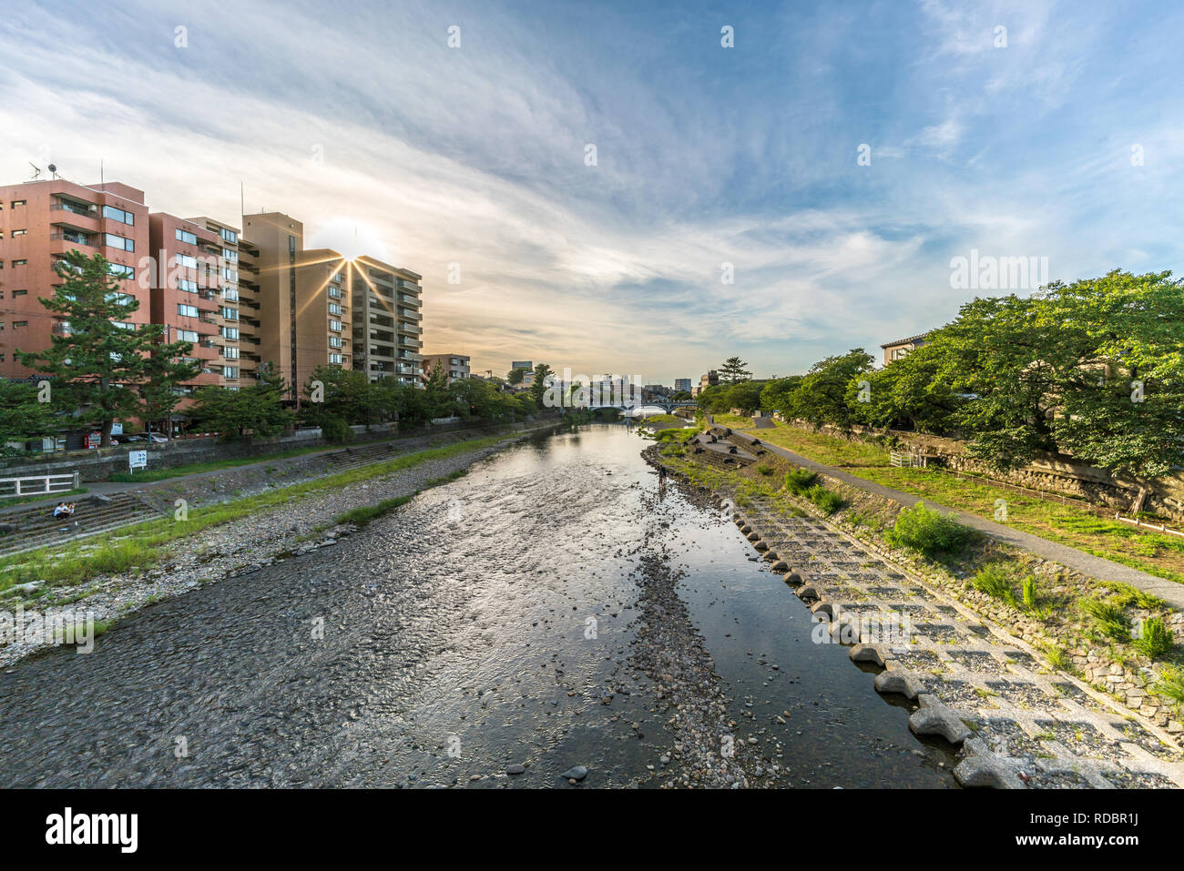 La fin de l'après-midi vue sur rivière d'Asano Umeno Bridge (Umenobashi) dans la ville de Kanazawa, Ishikawa Prefecture, Japan Banque D'Images