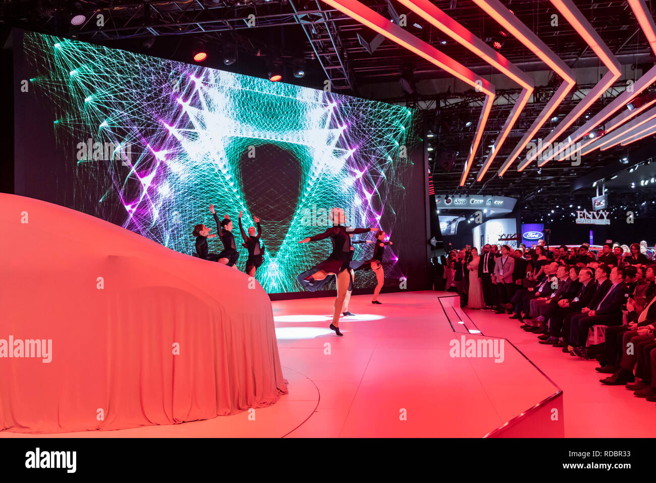 Detroit, Michigan - danseurs effectuer comme moteur du GAC se prépare à introduire son Entranze concept car au North American International Auto Show. GAC Mot Banque D'Images