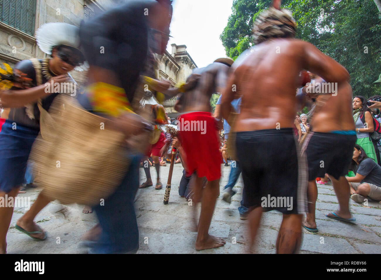 Danse sur les Indiens Indian day à Parque Lage, Rio de Janeiro, Brésil Banque D'Images