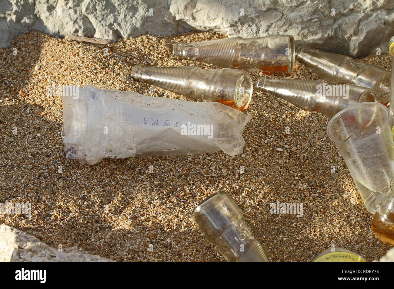 Corbeille en plastique et les bouteilles en verre des déchets ou des déchets sur une plage sur la côte de la mer Adriatique à Numana et Porto Recanati Italie en hiver Banque D'Images