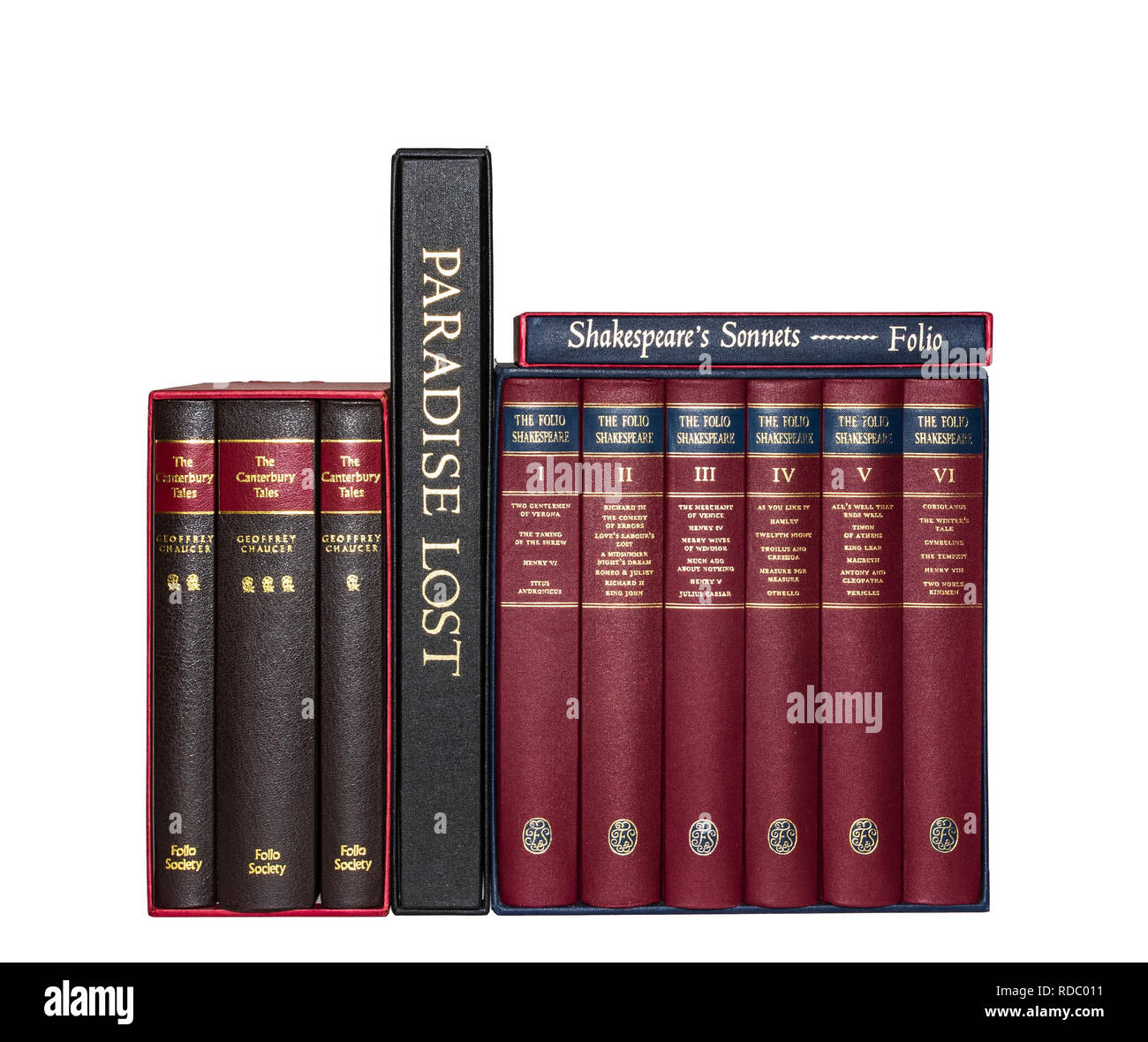 La société Folio édition de Shakespeare, "les contes de Canterbury de Chaucer' et 'Le Paradis perdu de Milton". Rangés ensemble isolé sur fond blanc. Banque D'Images