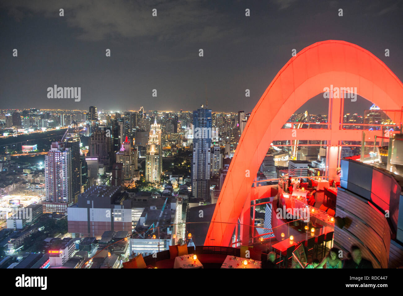 L'horizon de Bangkok par nuit et vue du Cru Bar de l'hôtel Centara Grand dans la ville de Bangkok en Thaïlande en Southeastasia. La Thaïlande, B Banque D'Images