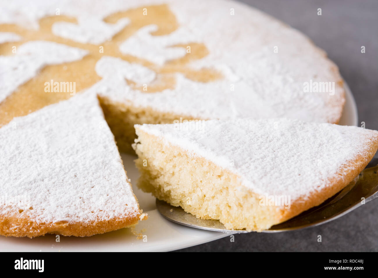 Tarta De Santiago Gateau Aux Amandes Traditionnelle Tranche A Partir De Santiago En Espagne Sur Fond Gris Close Up Photo Stock Alamy