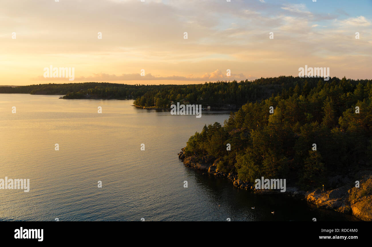 Vue sur le rivage ou le coût de la Suède - Archipels près de Stockholm en Suède Banque D'Images