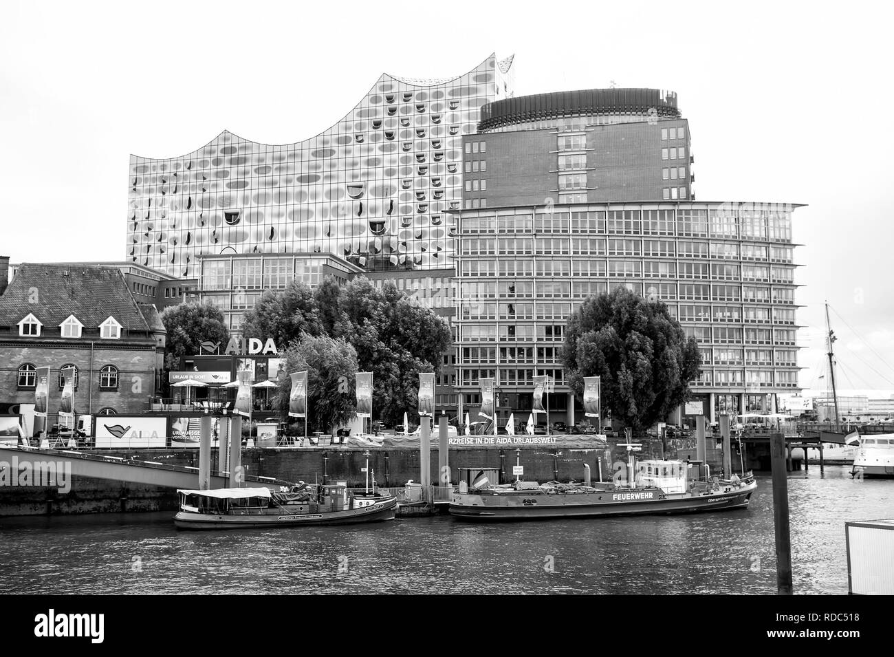 Hambourg, Allemagne - 07 septembre 2017 : barge bateaux à Elbe pier sur fond urbain. Structure de conception de l'architecture. Voyage Voyage Voyage. Locations de discovery wanderlust. Banque D'Images