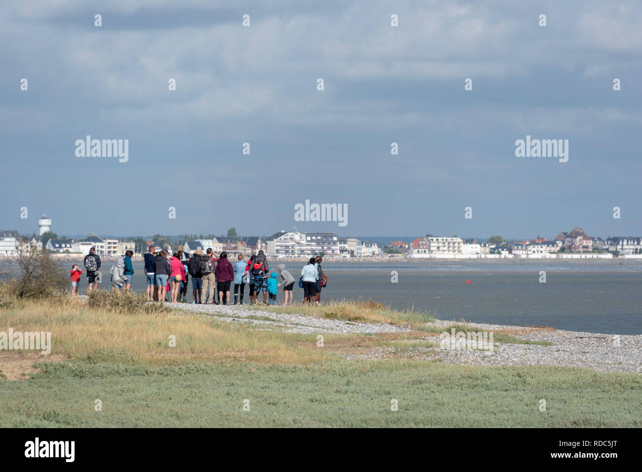 Un groupe de marcheurs se préparent à traverser la baie de la Somme Banque D'Images