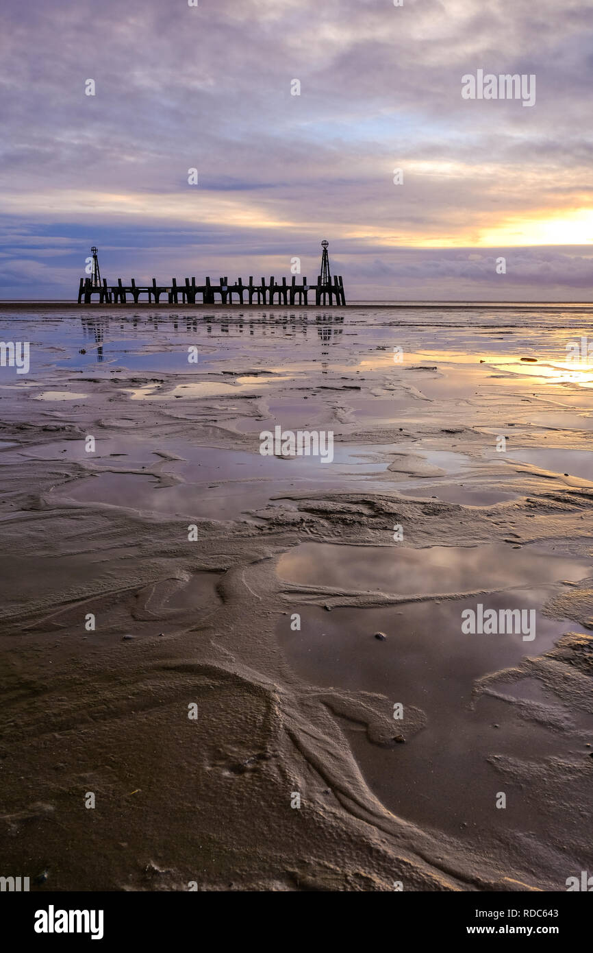 Les vestiges d'une ancienne jetée d'atterrissage sur la plage à Lytham St Annes, nera sur la côte de Fylde Blackpool. Banque D'Images