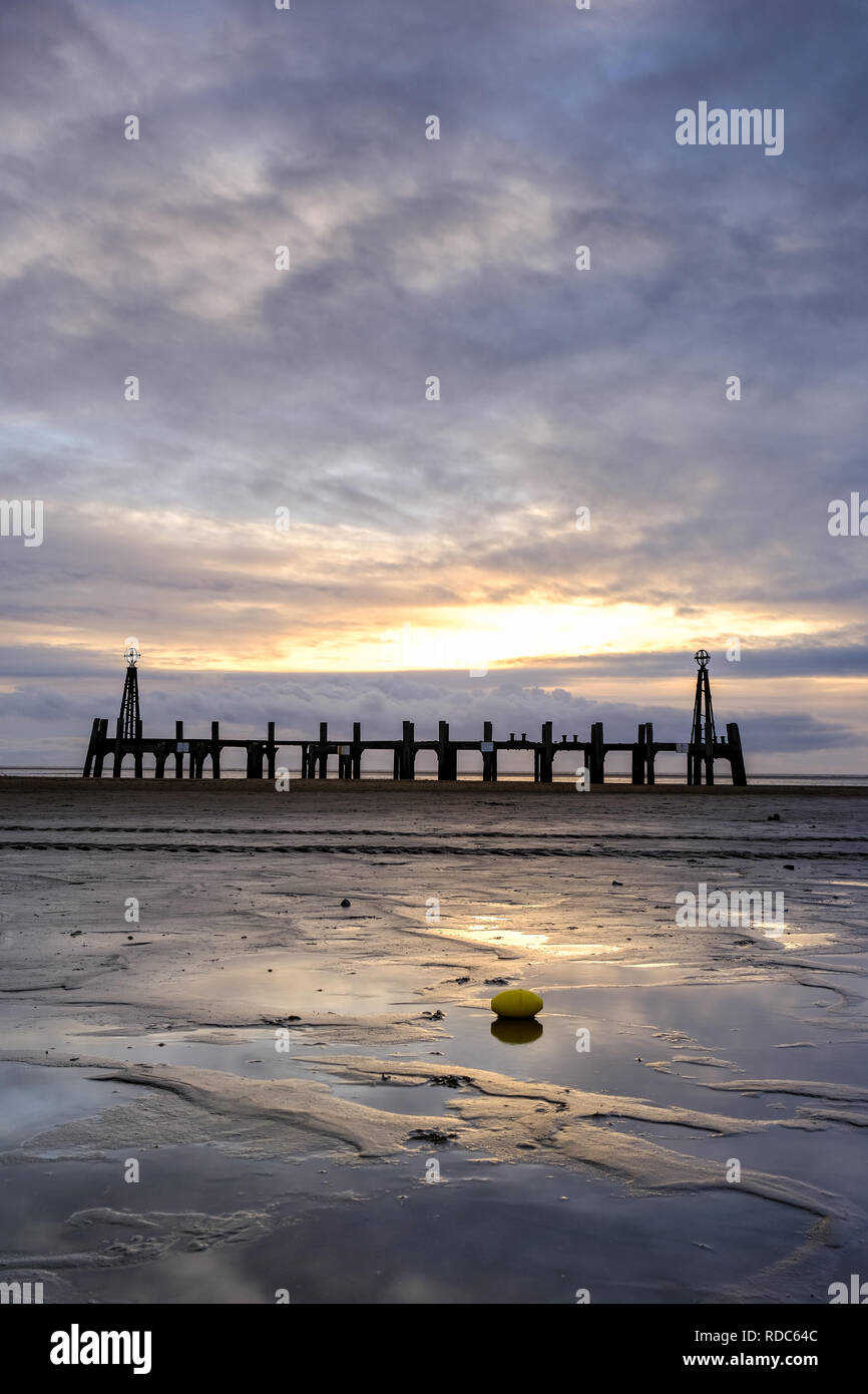 Les vestiges d'une ancienne jetée d'atterrissage sur la plage à Lytham St Annes, nera sur la côte de Fylde Blackpool. Banque D'Images