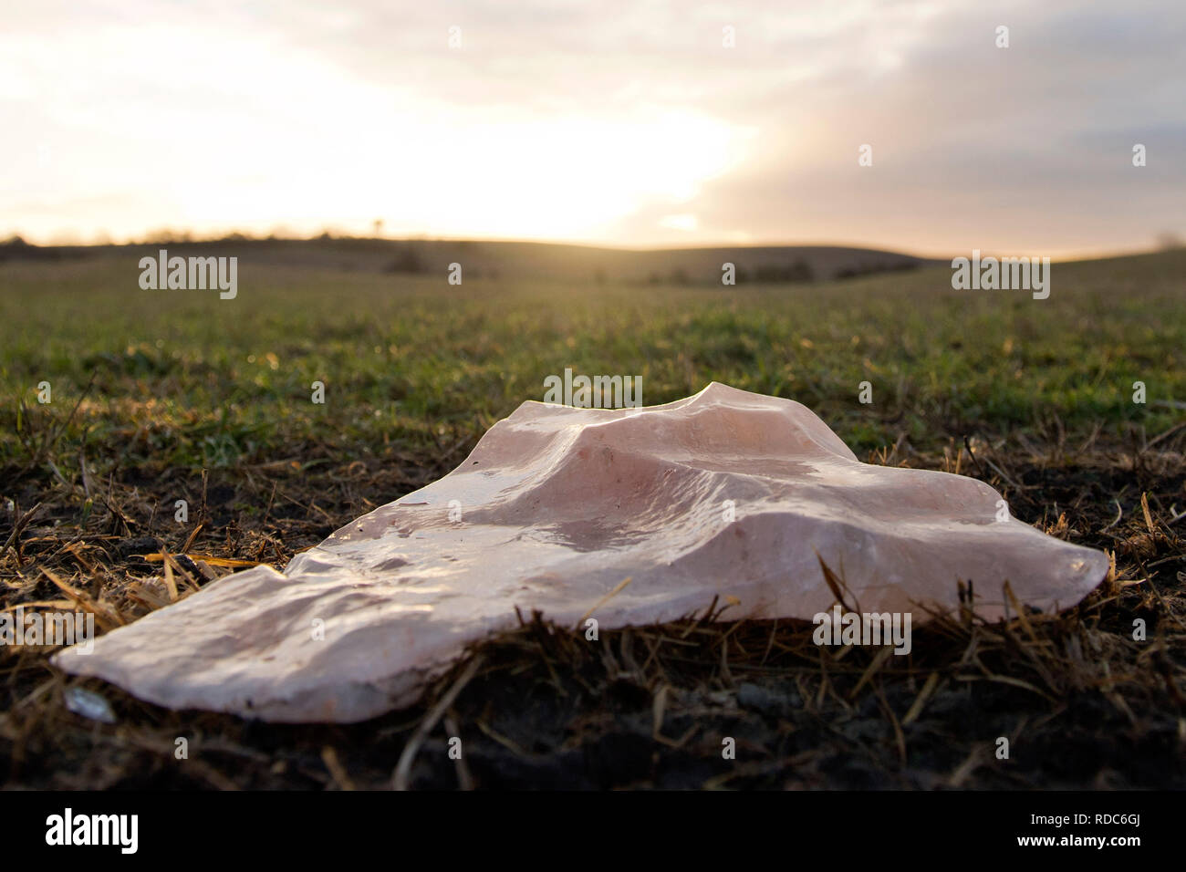 La glace fond sur l'herbe dans un champ sur un matin d'hiver glacial par Chesterton Moulin dans le Warwickshire le 28 décembre 2018. Banque D'Images