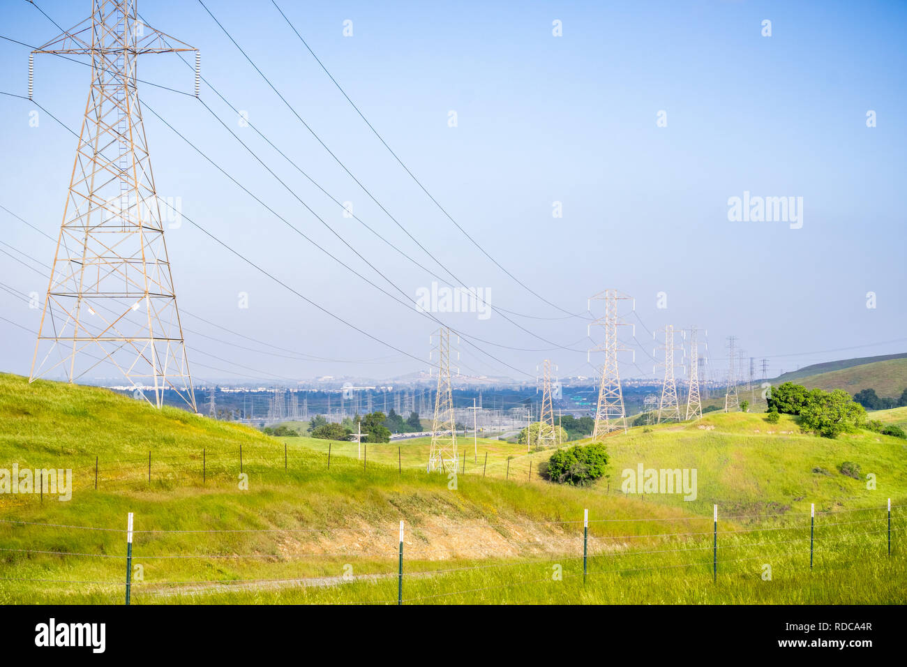 La présence de pylônes à haute tension dans la matinée sur un fond de ciel bleu, en Californie Banque D'Images La présence de pylônes à haute tension dans la matinée sur un fond de ciel bleu, en Californie Banque D'Images