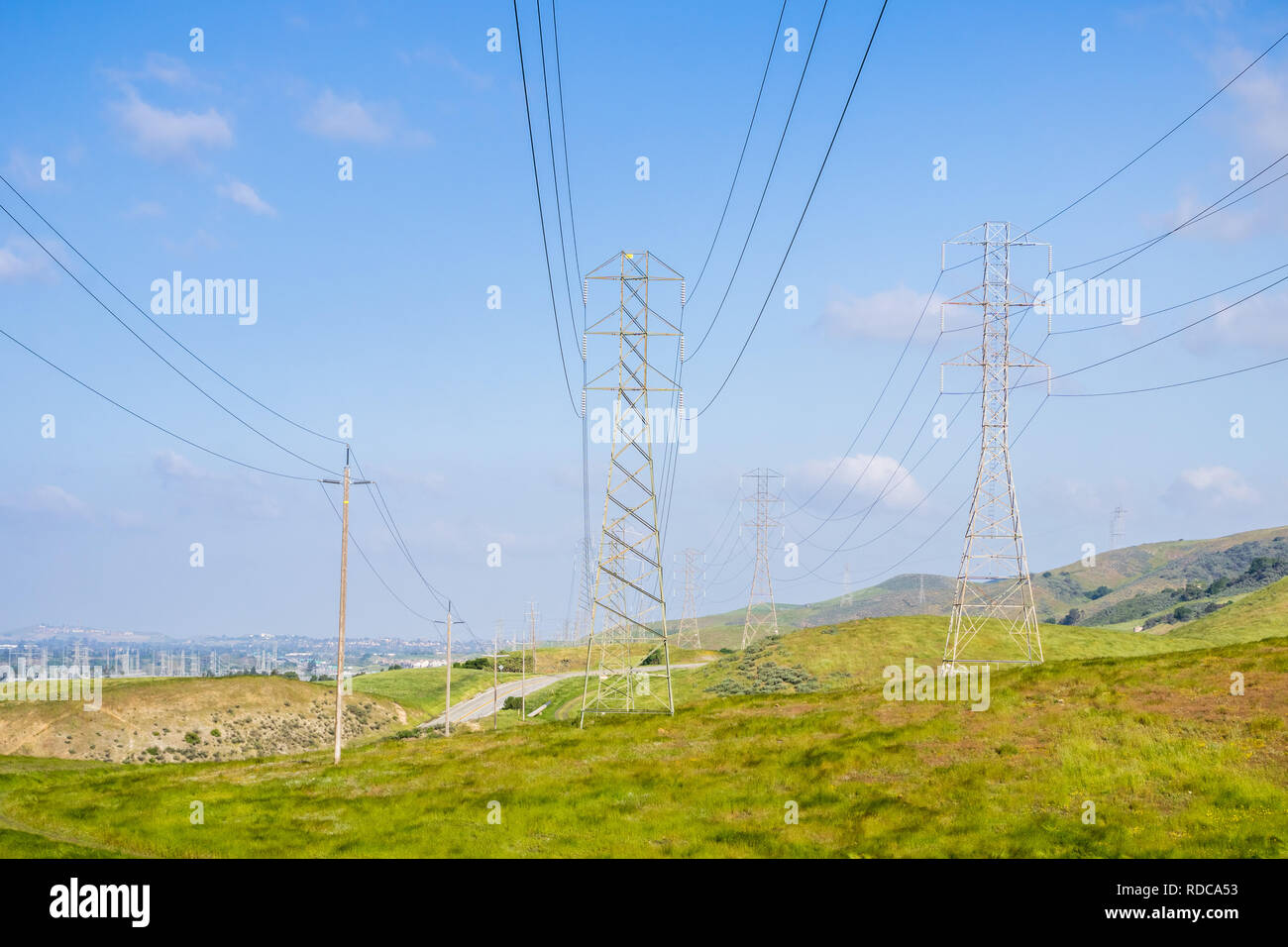 La présence de pylônes à haute tension dans la matinée sur un fond de ciel bleu, en Californie Banque D'Images La présence de pylônes à haute tension dans la matinée sur un fond de ciel bleu, en Californie Banque D'Images