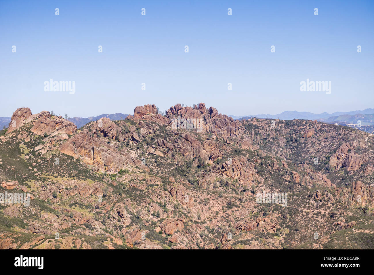 Vue vers les hauts sommets, Pinnacles National Park, Californie Banque D'Images