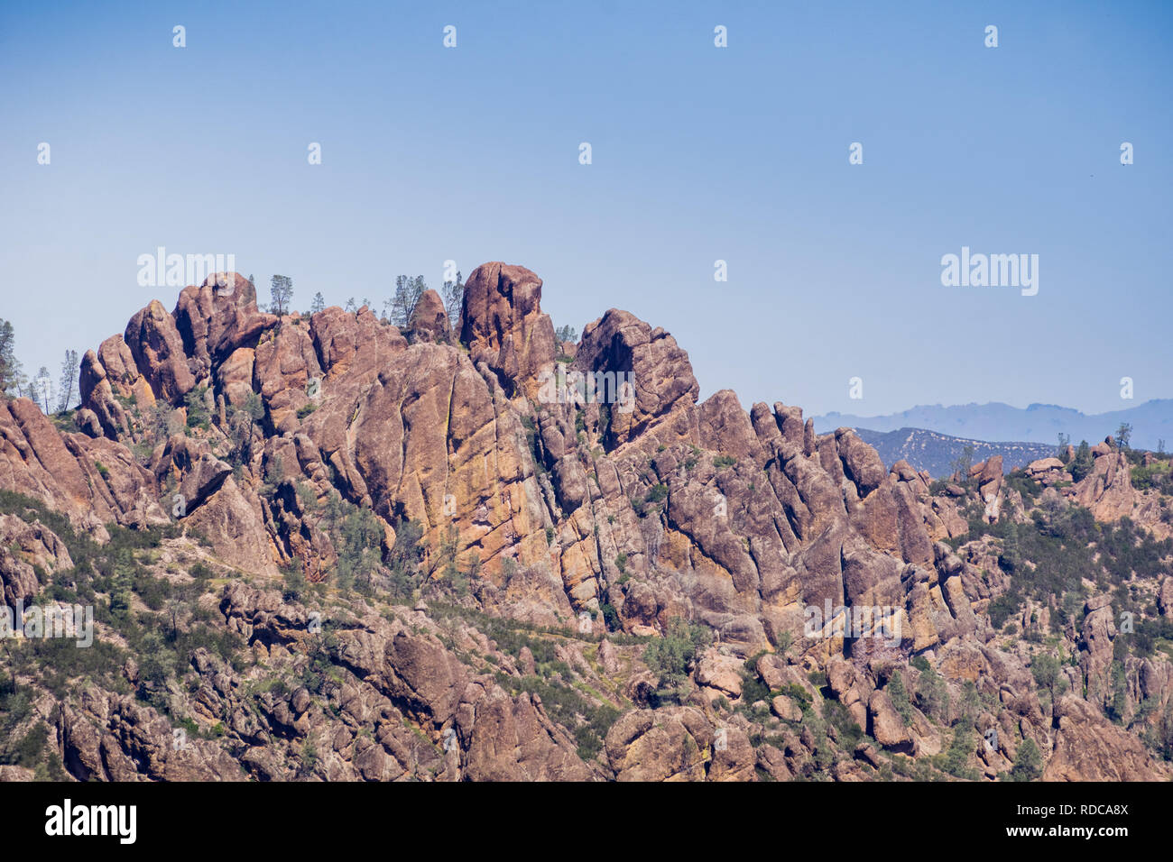 Vue vers les hauts sommets, Pinnacles National Park, Californie Banque D'Images