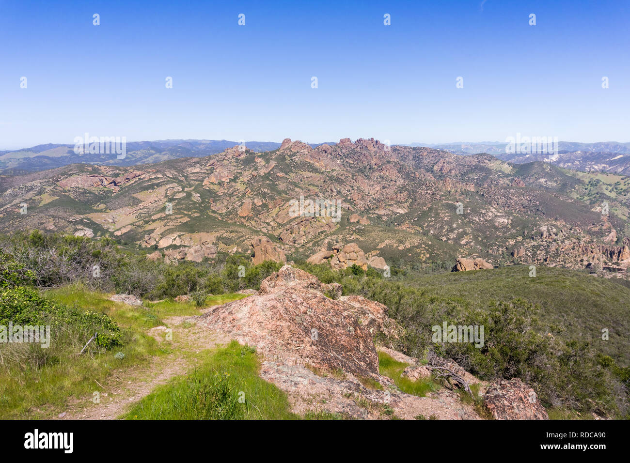 Vue vers les hauts sommets, Pinnacles National Park, Californie Banque D'Images