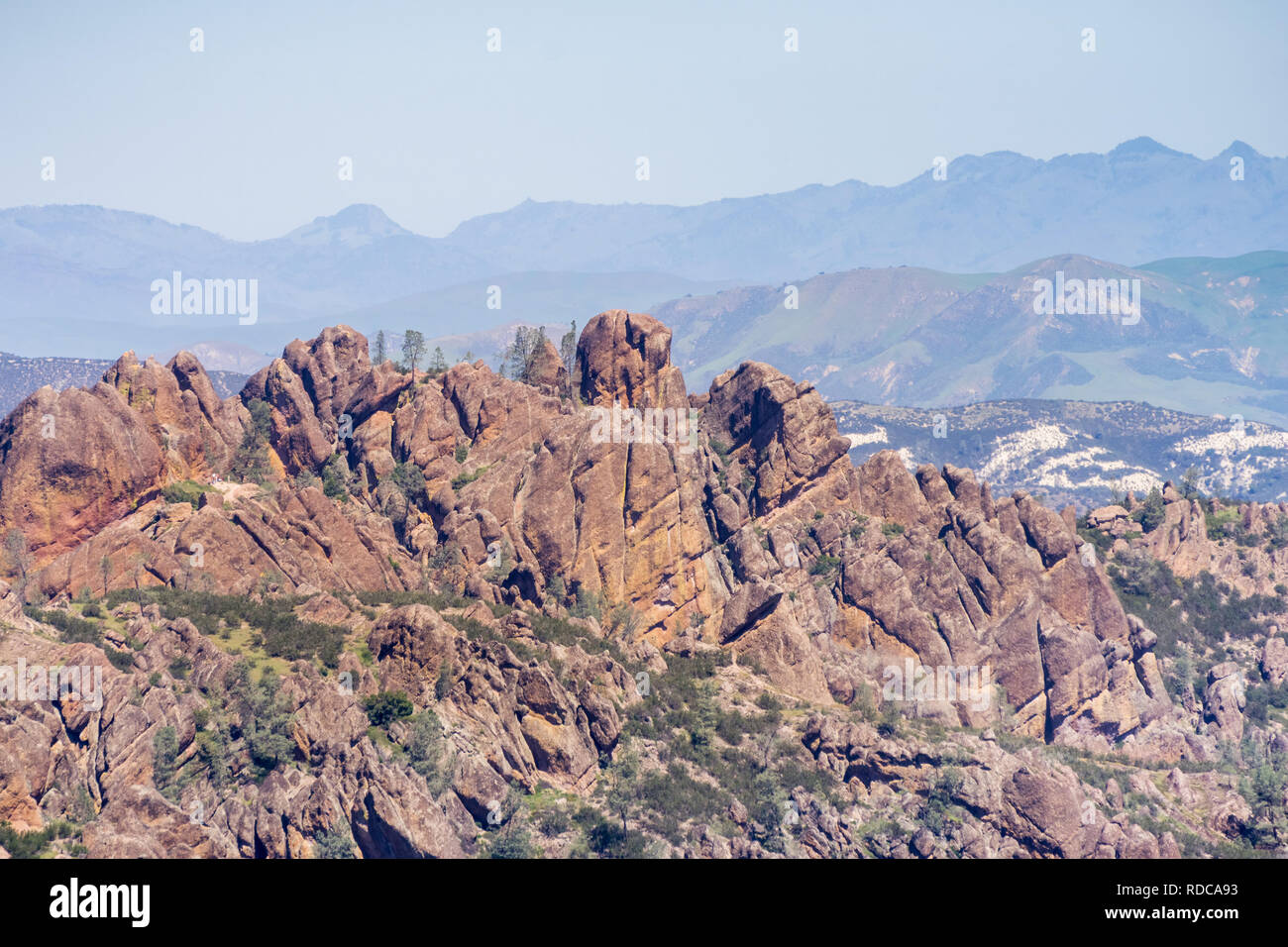 Vue vers les hauts sommets, Pinnacles National Park, Californie Banque D'Images