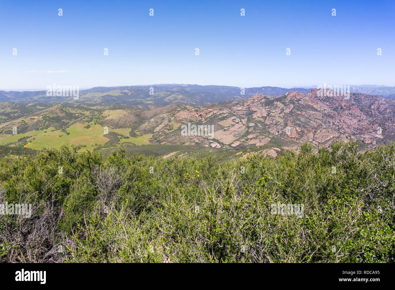 Vue vers les hauts sommets, Pinnacles National Park, Californie Banque D'Images
