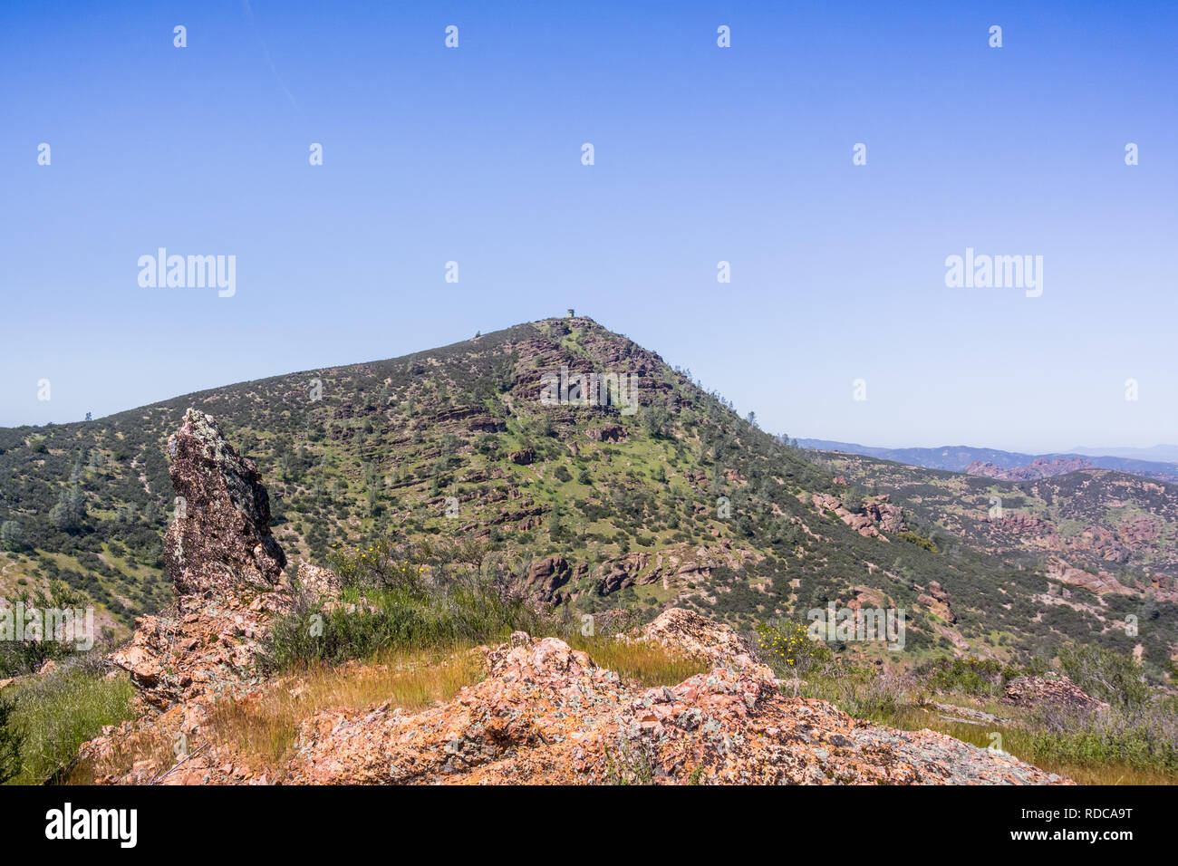 Vue vers le nord, Pic Chalone Pinnacles National Park, Californie Banque D'Images