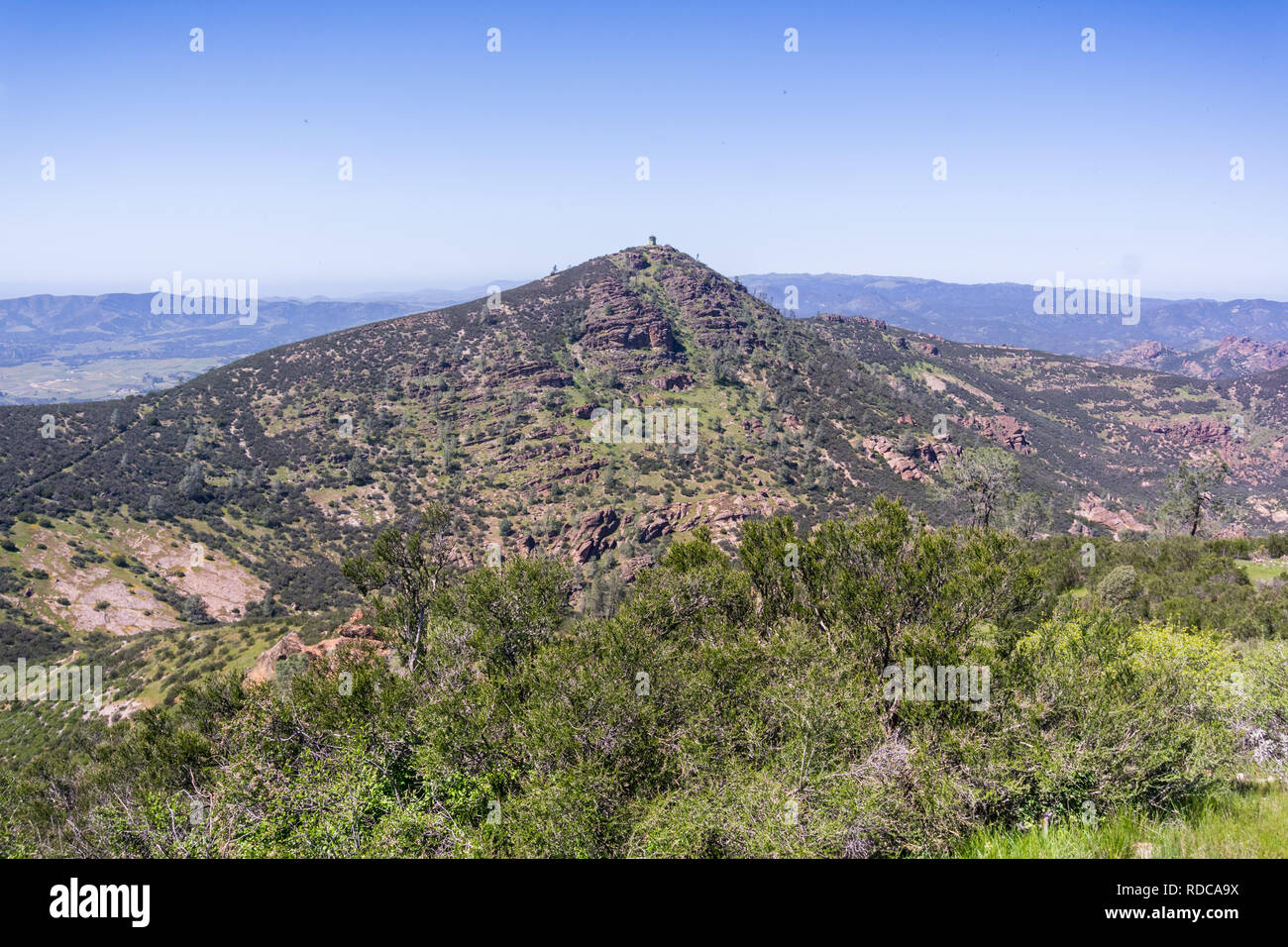 Vue vers le nord, Pic Chalone Pinnacles National Park, Californie Banque D'Images