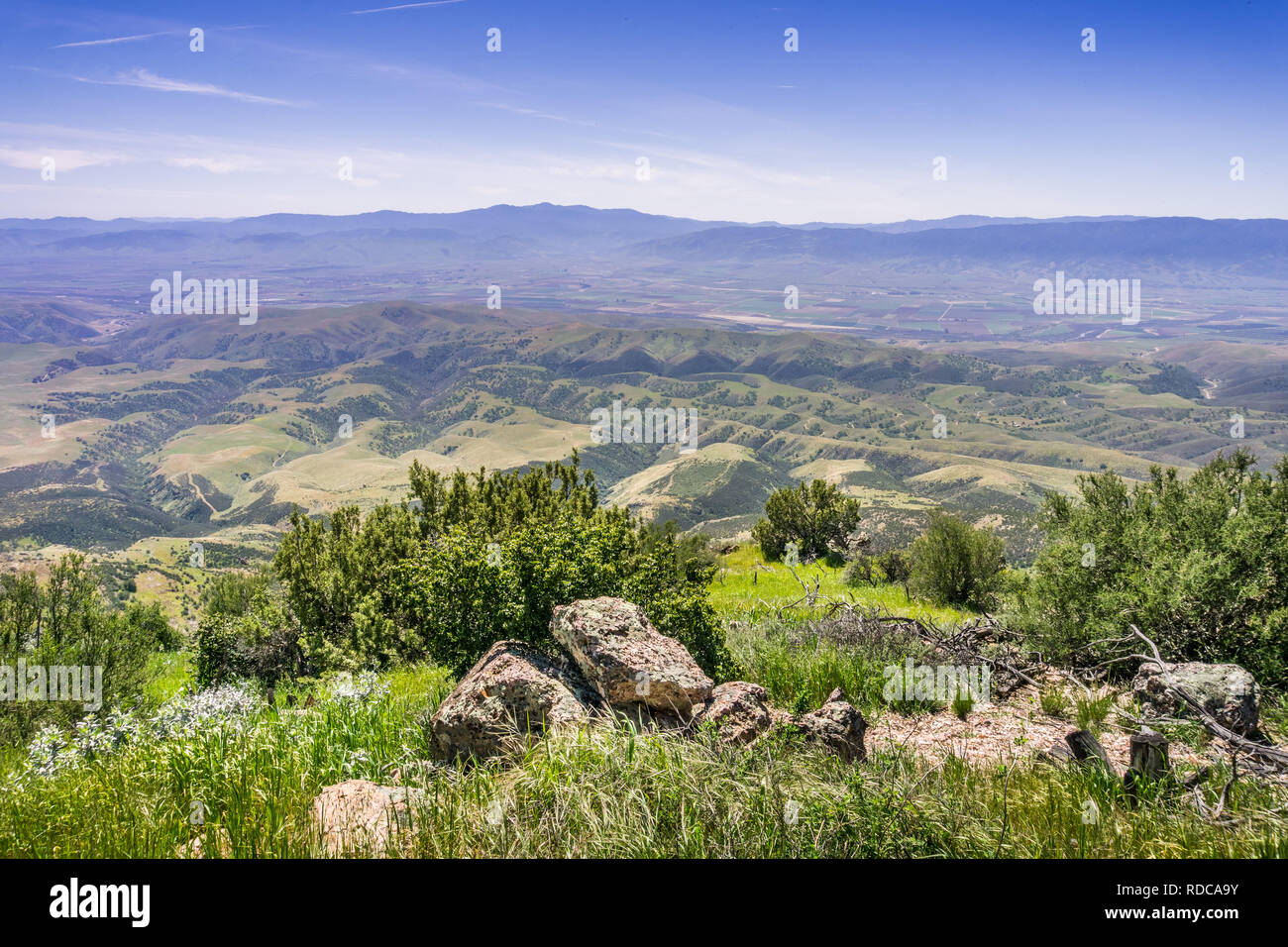 Vue vers le bas dans la vallée de la piste vers le sud,Pic Chalone Pinnacles National Park, Californie Banque D'Images