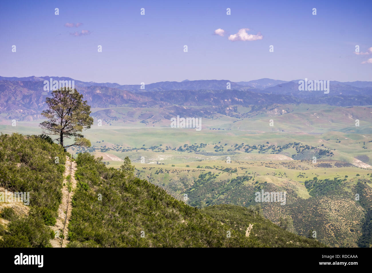 Vue sur la vallée de près de South Pic Chalone, Pinnacles National Park, Californie Banque D'Images