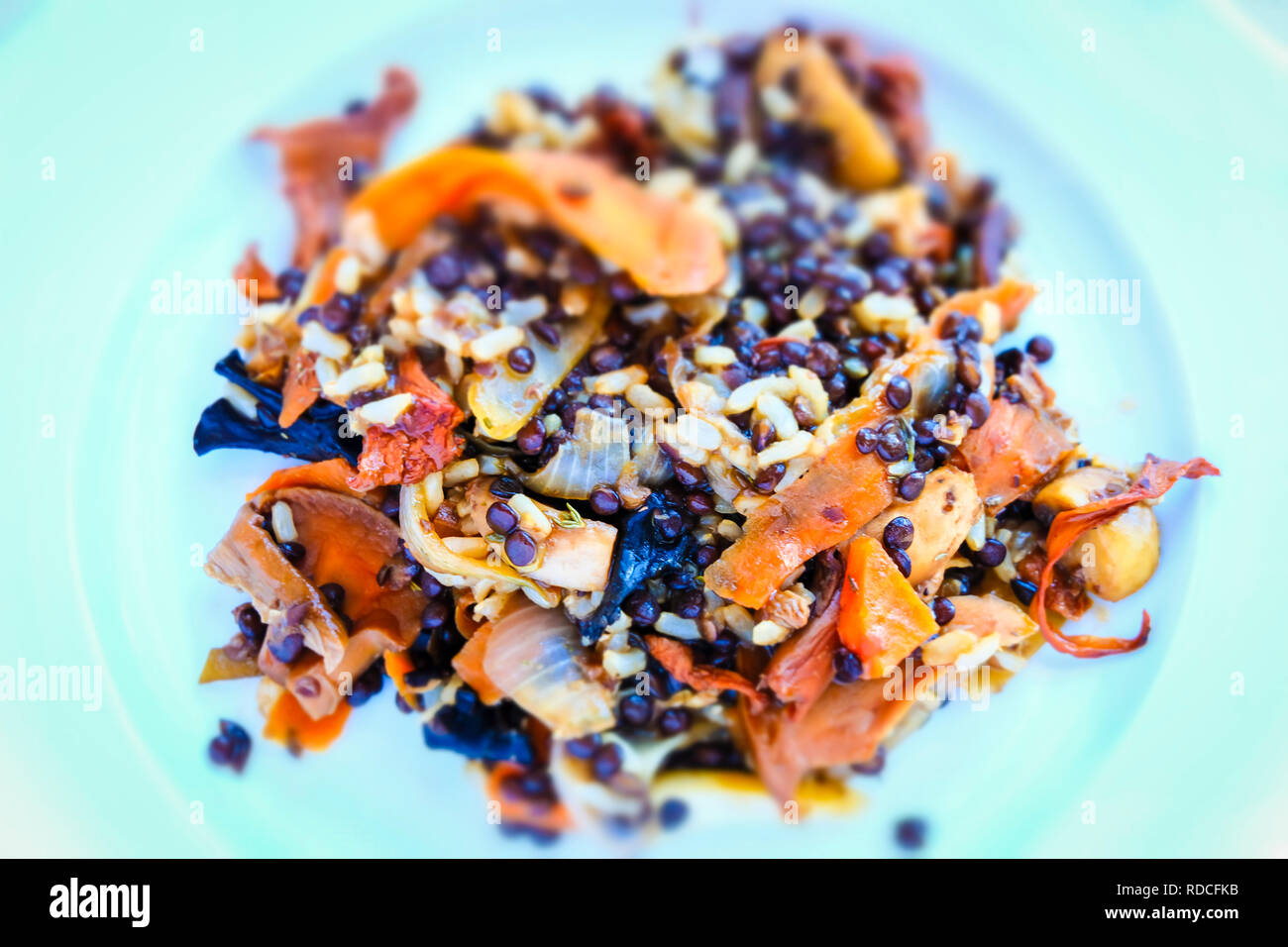 Lentilles Beluga avec du riz brun et de champignons. Recette macrobiotique. Banque D'Images