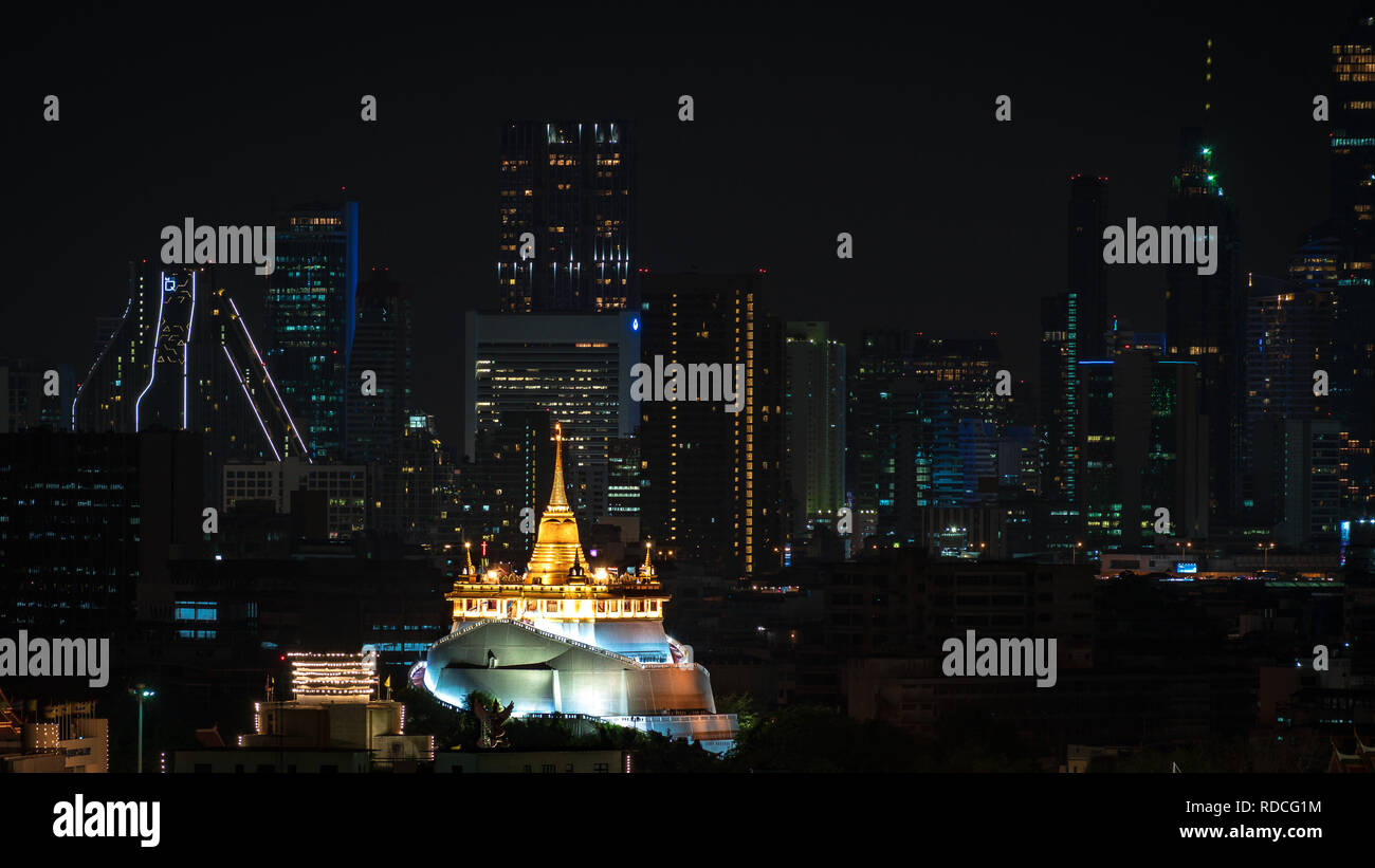 Golden Mount Temple à Bangkok la nuit (Wat Sraket ou Saket Bangkok, Thaïlande). / Golden Mount Temple monument public en Thaïlande. Banque D'Images
