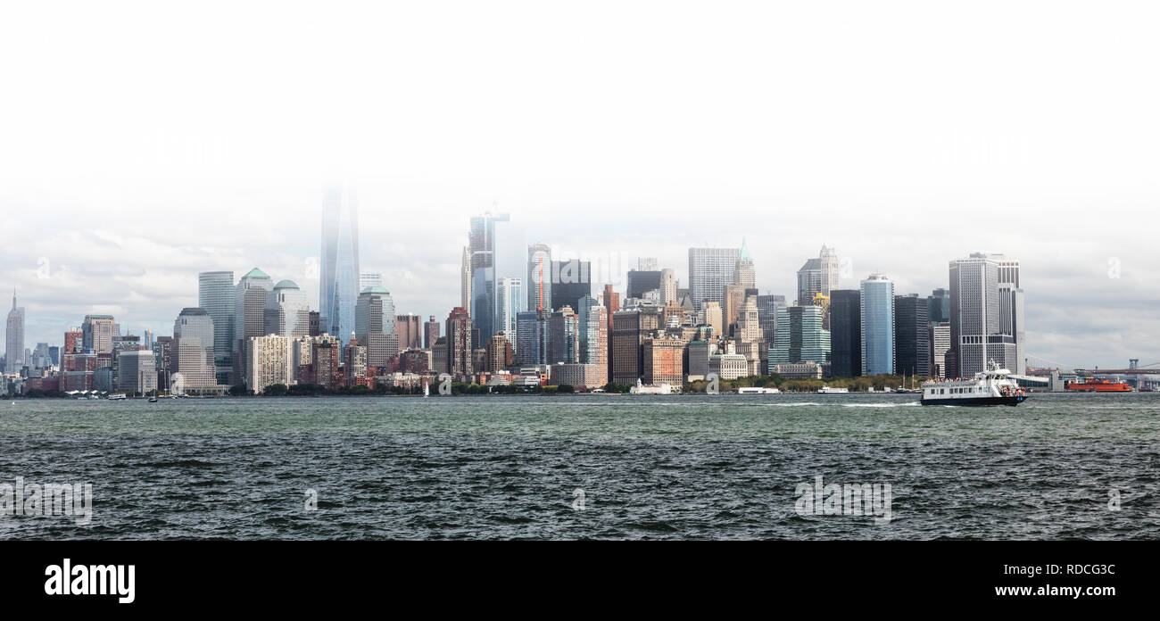 New York City Skyline dans le brouillard w la tour de la Liberté Banque D'Images