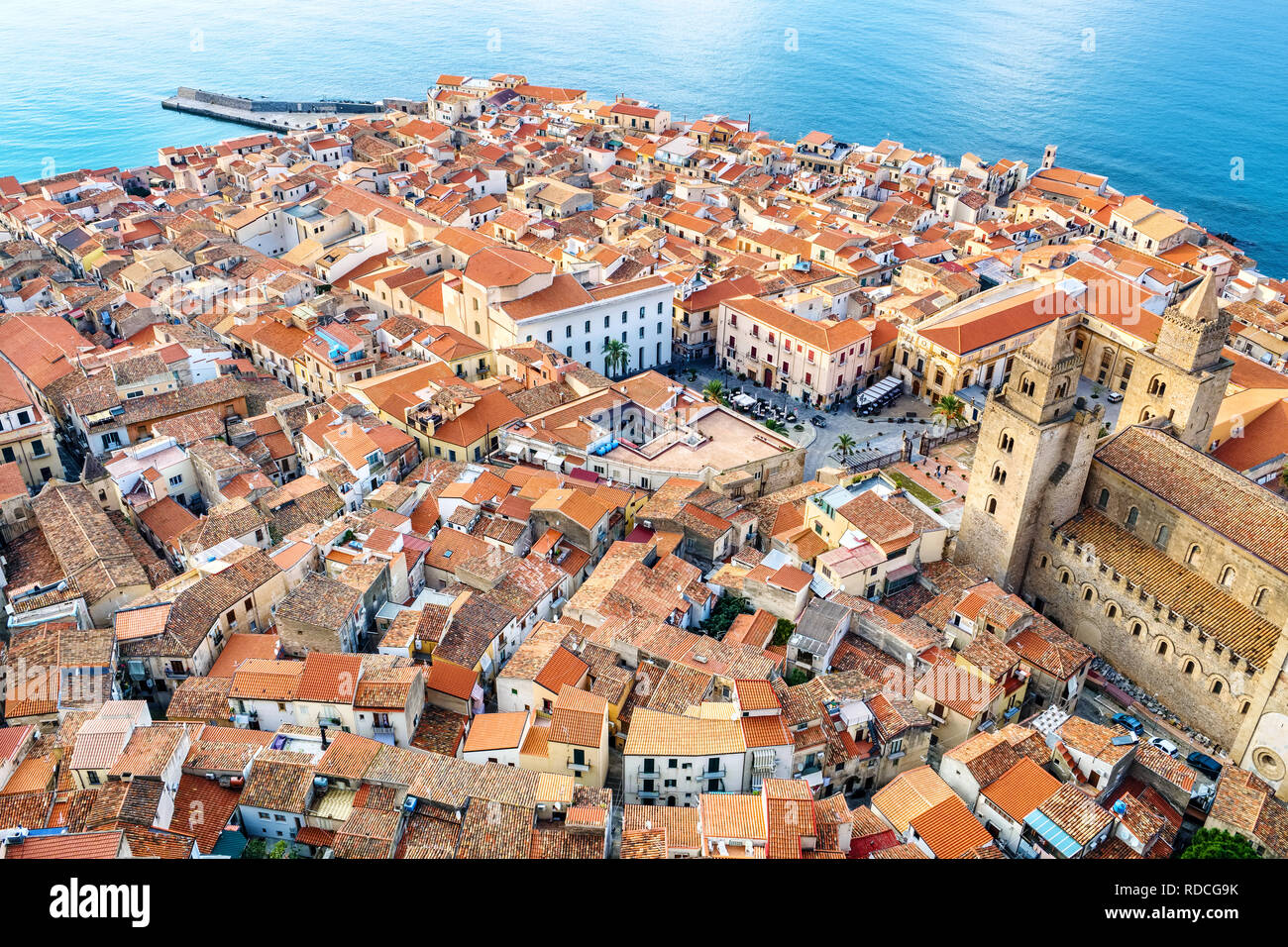 Toit rouge de la vieille ville. Cefalu, Sicile, Italie, Europe Banque D'Images