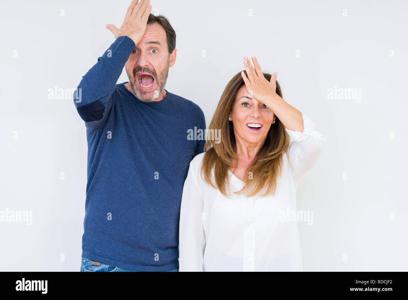 Beau couple d'âge moyen de l'amour sur fond isolé surpris avec la main sur la tête pour erreur, n'oubliez pas d'erreur. Vous avez oublié, mauvaise mémoire concept. Banque D'Images Beau couple d'âge moyen de l'amour sur fond isolé surpris avec la main sur la tête pour erreur, n'oubliez pas d'erreur. Vous avez oublié, mauvaise mémoire concept. Banque D'Images