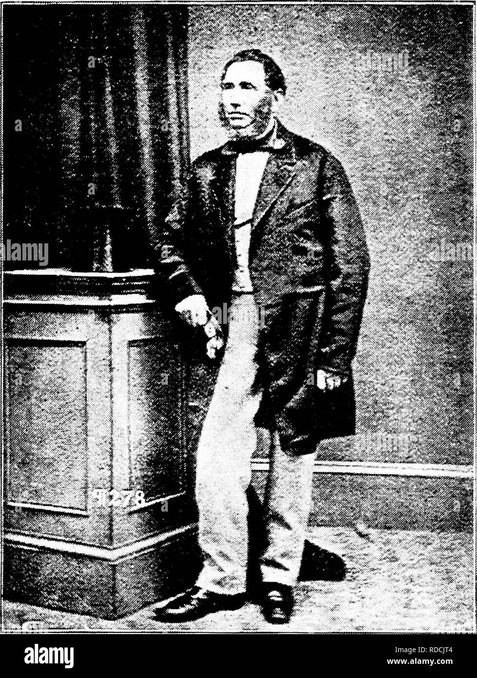 . Histoire de bovins Hereford : prouvé de façon concluante la plus ancienne d'espèces améliorées . Bovins Hereford. Histoire de l'HEREPOED est une strate de bovins -light grès rouge, et le sol est généralement un rouge profond terreau lourd, parfois avec un peu d'argile dans elle. La surface du comté est vallonné, et les moyennes d'environ 350 pieds au-dessus du niveau de la mer. Il y a quelques petit mais beau et de vallées fertiles. La culture d'arbres à fruits, notamment les pommes, et du houblon est largement suivie. Les brouillards humides prédominent à certaines saisons et aident à garder l'herbe verte magnifiquement tout au long de l'année. "M. Southall a bien voulu me Banque D'Images