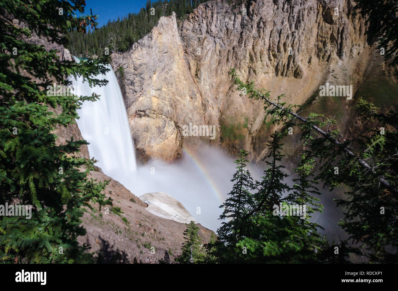 Chutes d'Yellowstone vu depuis le sentier de l'Oncle Tom avec un petit arc-en-ciel sur une journée ensoleillée Banque D'Images