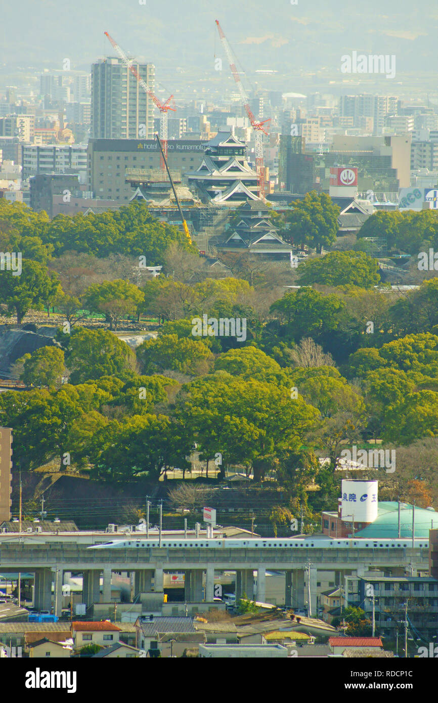 Château Kumamoto en réparation et Kyushu Shinkansen, Kumamoto Prefecture, Japan Banque D'Images