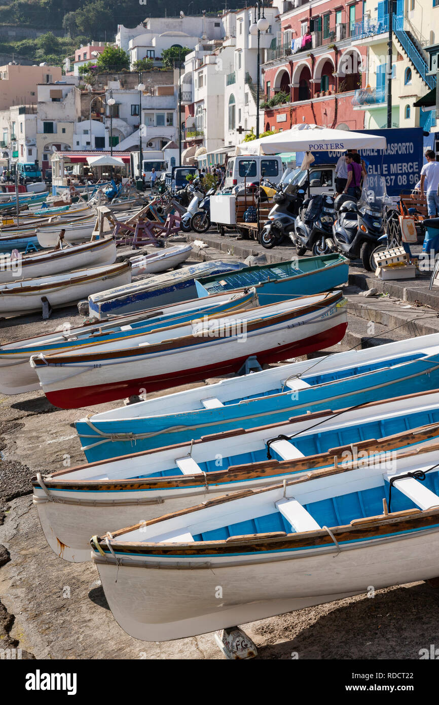 Bateau de pêche dans la région de Marina Grande, Capri, La Baie de Naples, Italie Banque D'Images