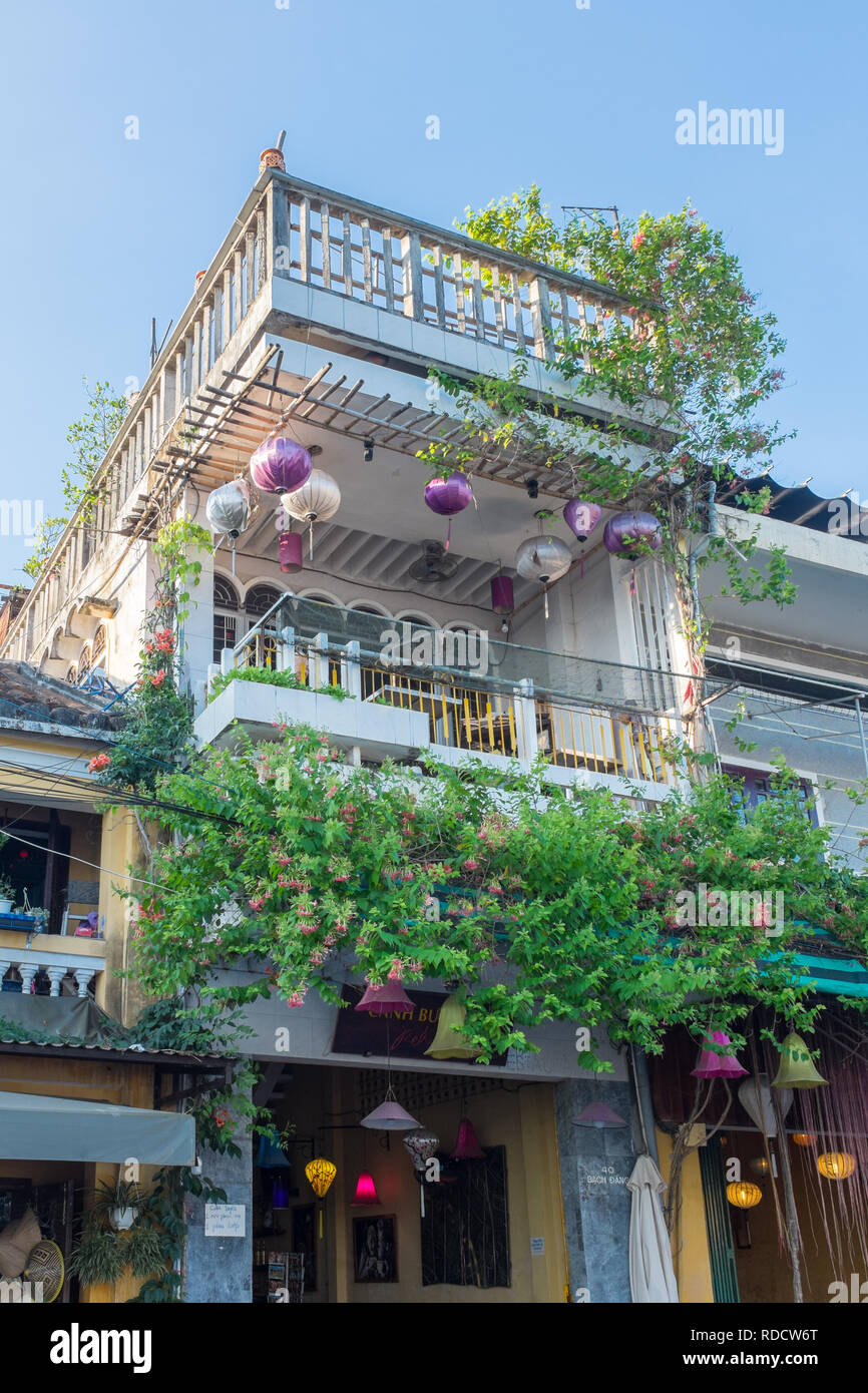 Terrasse de toit coloré sur une maison dans la ville de Hoi An à Quang Nam Province Banque D'Images