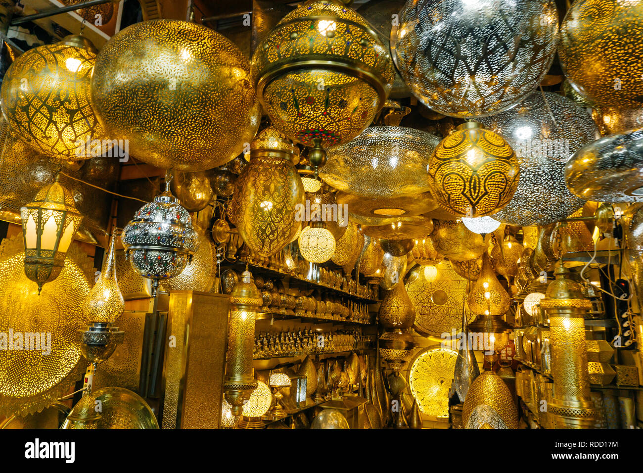 Lanterne Lampe marocaine et dans le marché à Marrakech Medina, Maroc Photo  Stock - Alamy