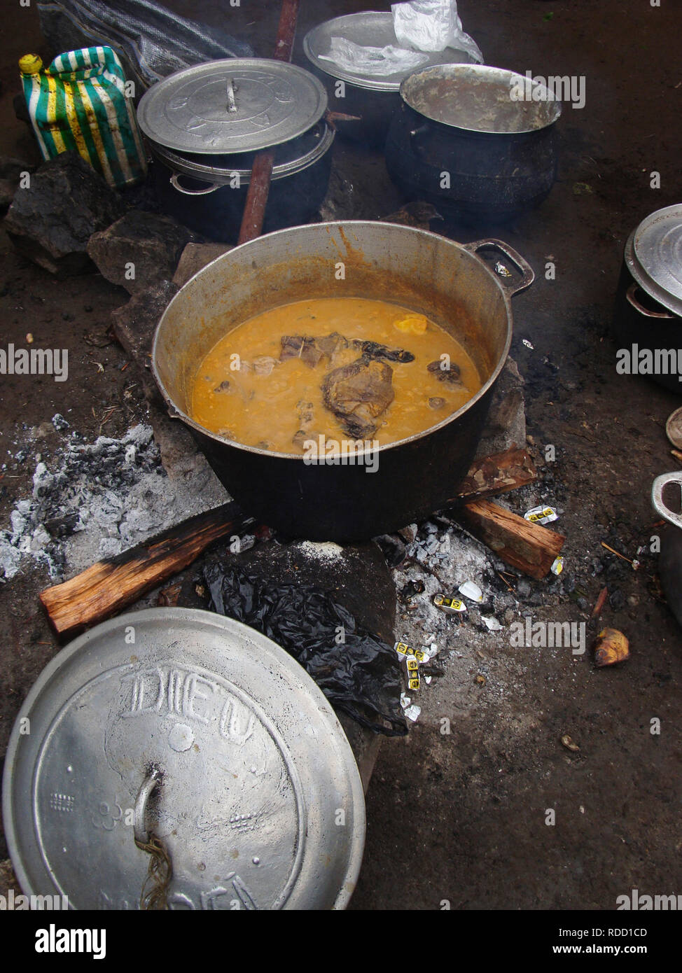 Limbe, Cameroun - Novembre 2009 : un grand pot de ragoût cuisson sur feu ouvert au Cameroun, l'Afrique. Banque D'Images