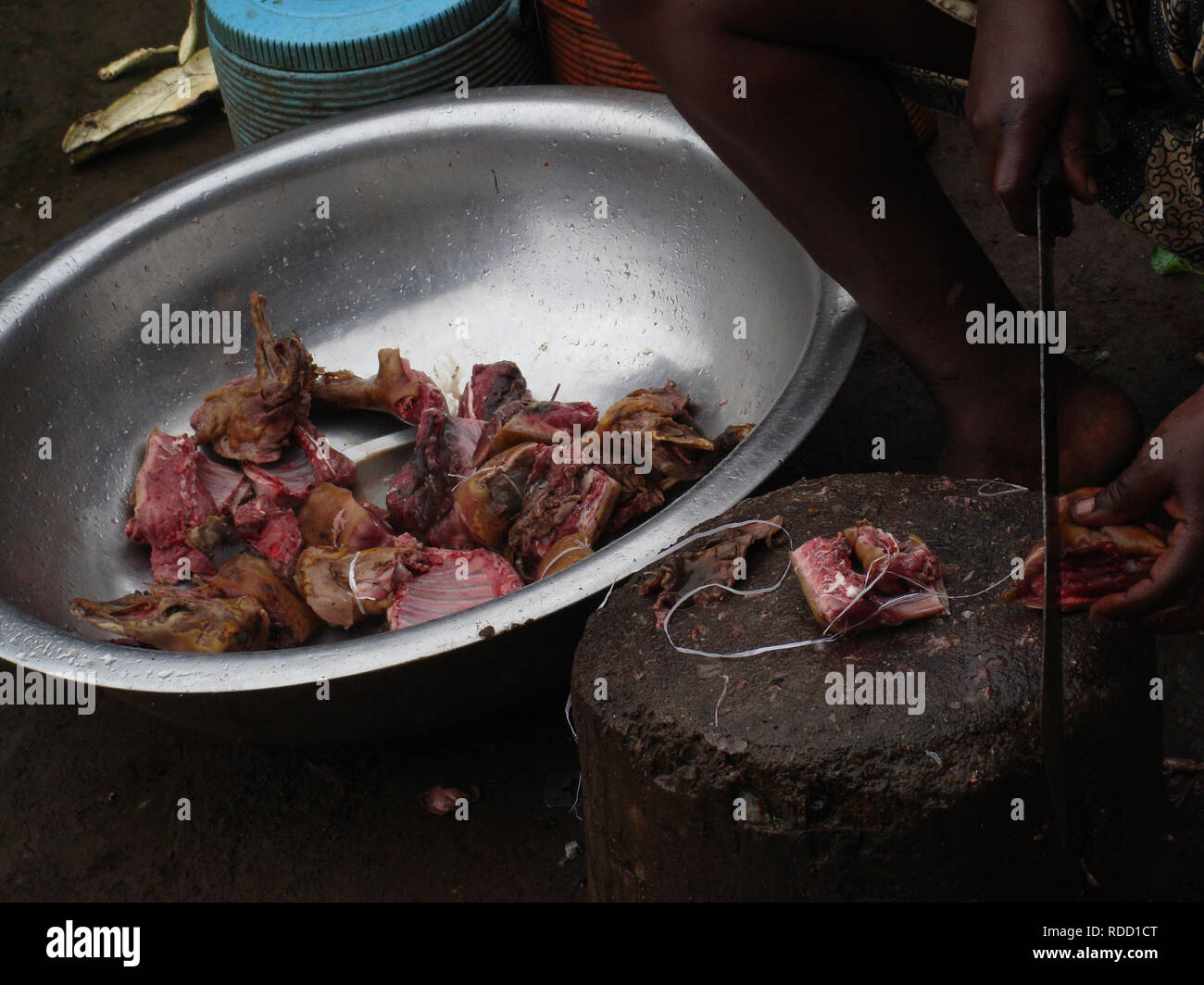 Cameroun / Afrique : une femme hacher la viande sur un marché local. Banque D'Images