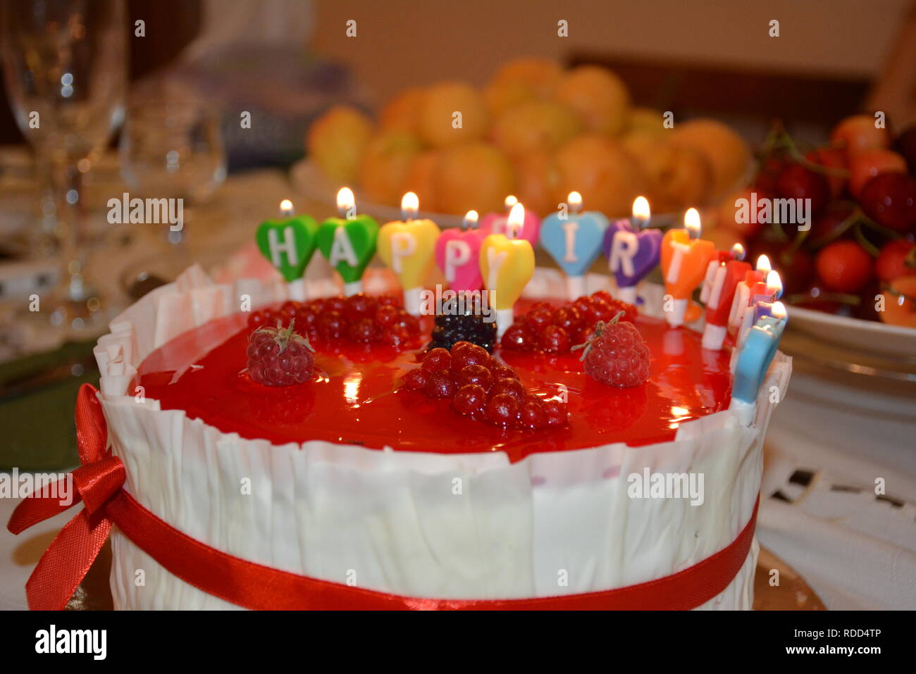 Joyeux Anniversaire Des Bougies Sur Un Gateau D Anniversaire Le Gateau D Anniversaire Avec Des Bougies Photo Stock Alamy