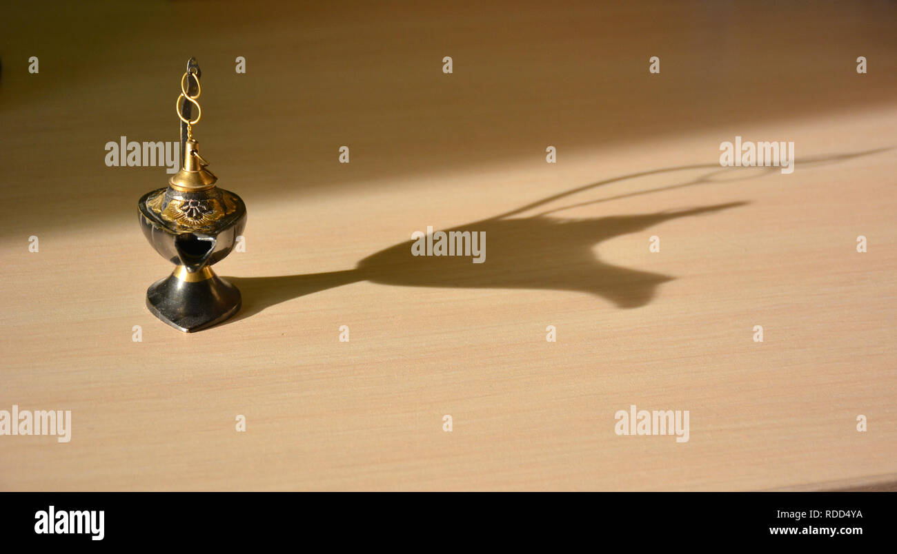 Genie magique lampe avec ombres sur un fond clair. Aladdin's Lamp genie magique Banque D'Images