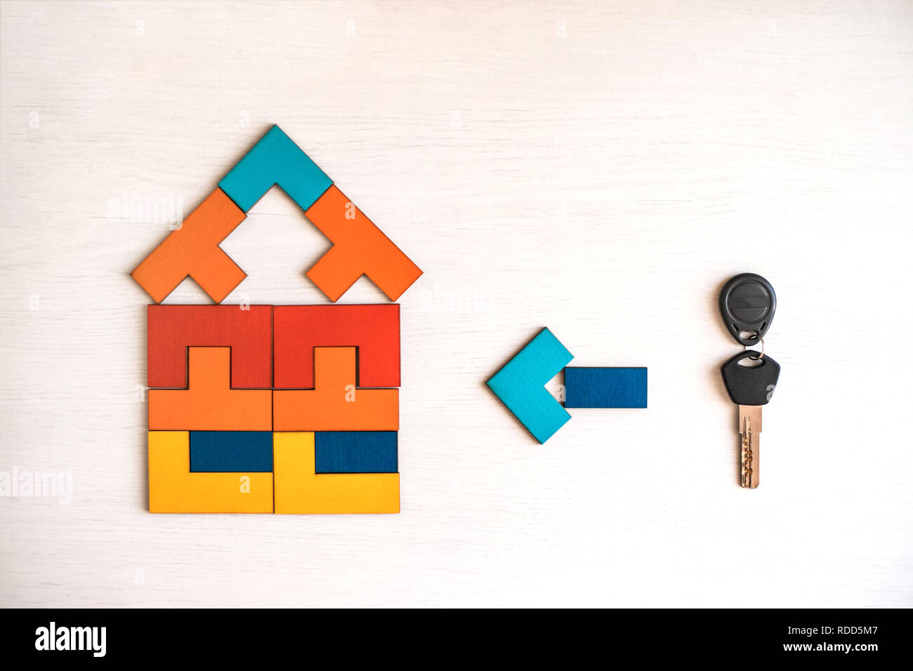 Maison modèle de puzzle en bois avec clé. Banque D'Images