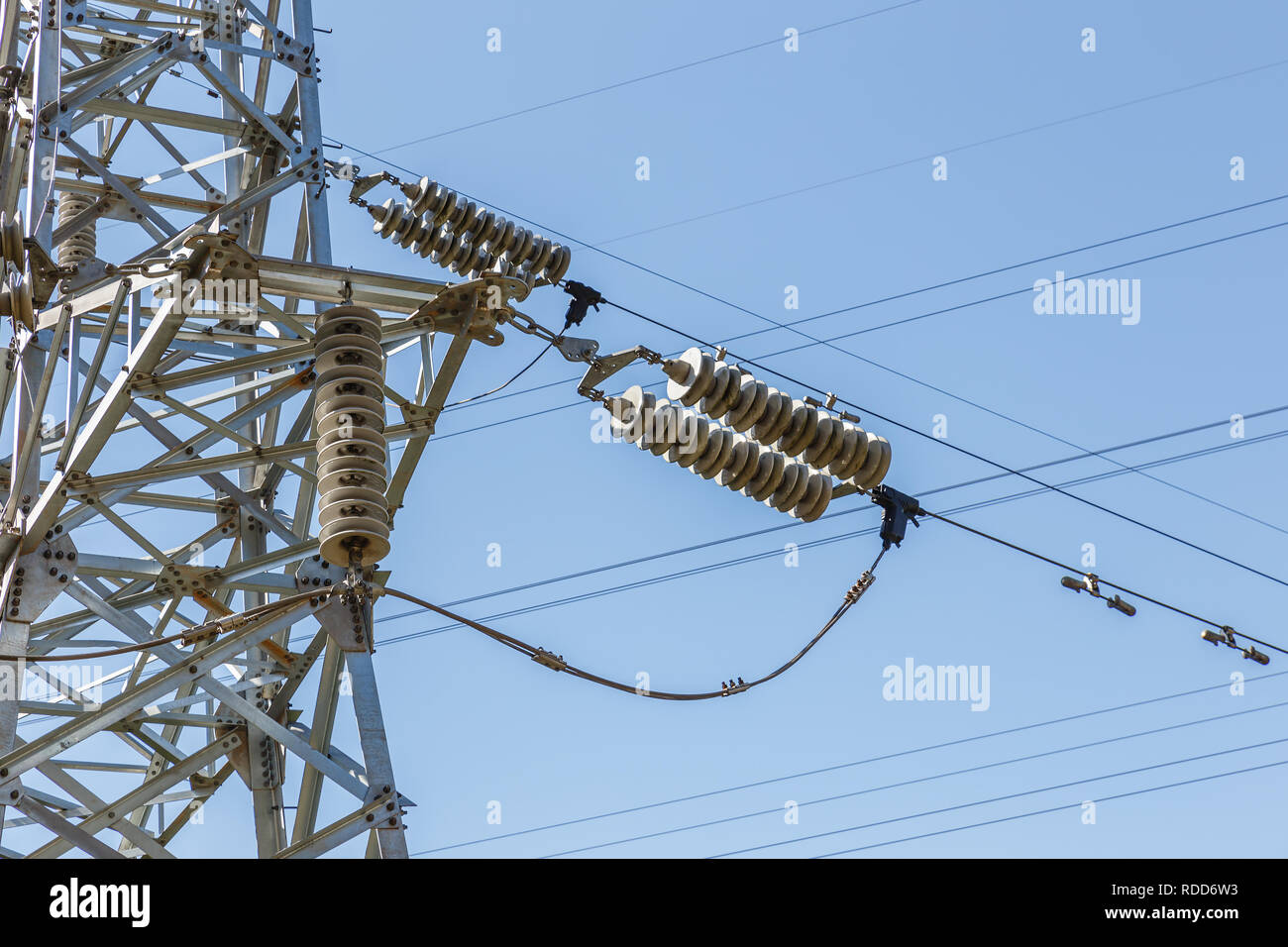Isolant électrique haute tension ligne électrique contre le ciel bleu. Banque D'Images