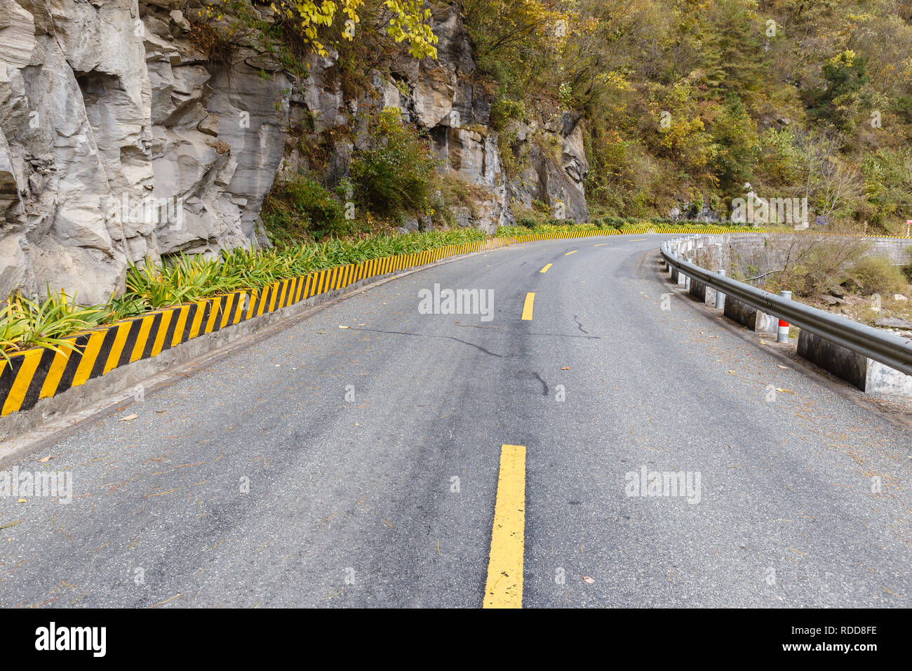 Bars jaune et noir de la sécurité sur la route nationale en Chine Banque D'Images