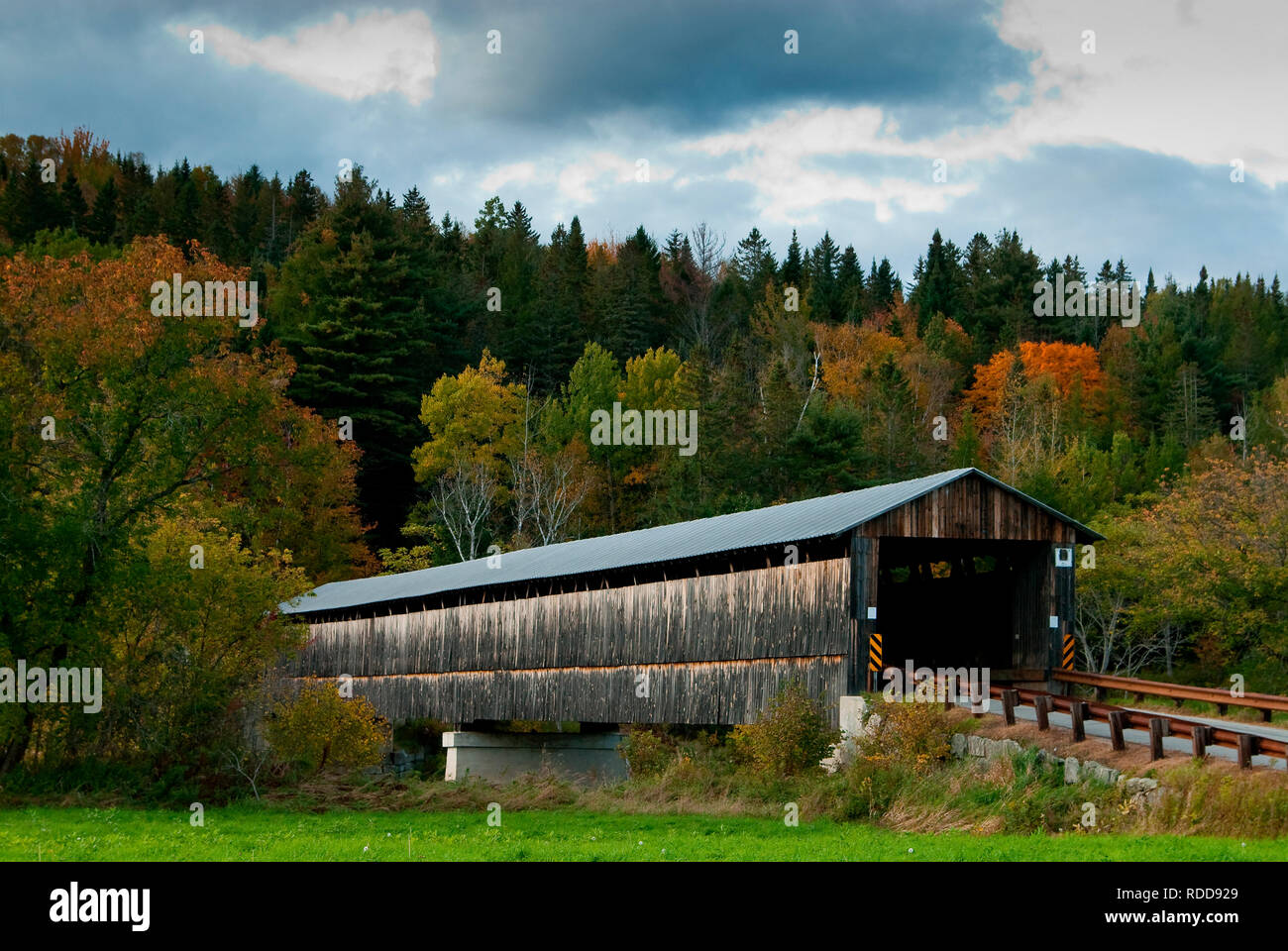 Montage en bois authentique Orne pont couvert au cours de l'automne à Lancaster, New Hampshire, en Nouvelle Angleterre. Banque D'Images
