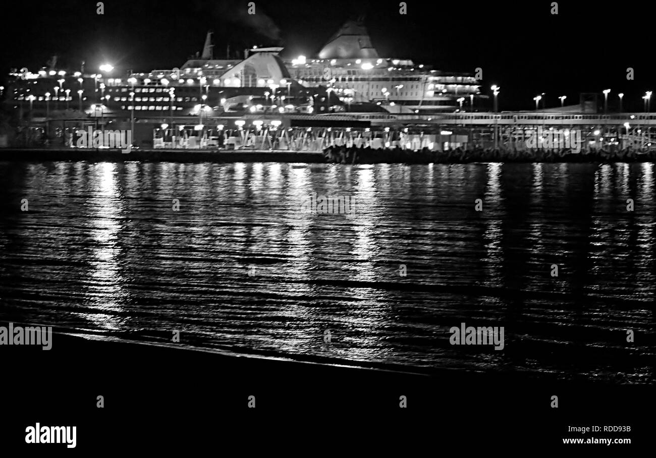 Vue d'un paquebot de croisière à la nuit, de l'Estonie Banque D'Images