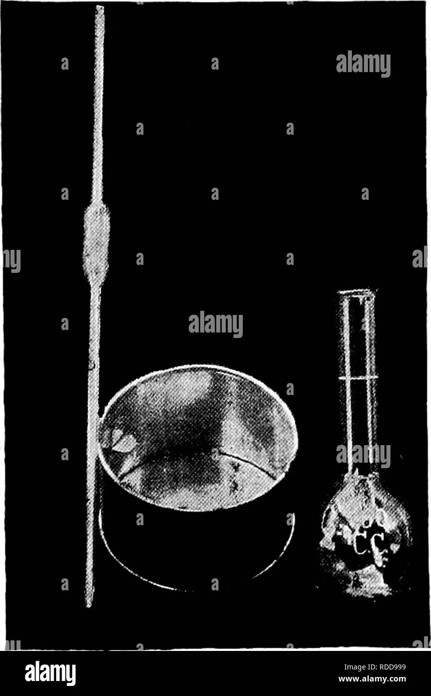 . Le lait et ses produits : un traité sur la nature et les qualités des produits laitiers le lait et la fabrication de beurre et de fromage . L'industrie laitière ; lait ; produits laitiers. Tests 243 ^nnet tente il est passé avant le début du processus, est extrêmement important pour le fromage. À cette fin, plusieurs tests peuvent être appliqués. L'ancien combattant, qui a atteint une compétence par la manip- ulation, peut dire avec un certain degré de précision, grâce à l'odorat et le goût la quantité d'acide lactique présent dans son lait, mais ce n'est pas un guide sûr pour ceux qui sont inexpe- rienced, ou ceux qui réco Banque D'Images