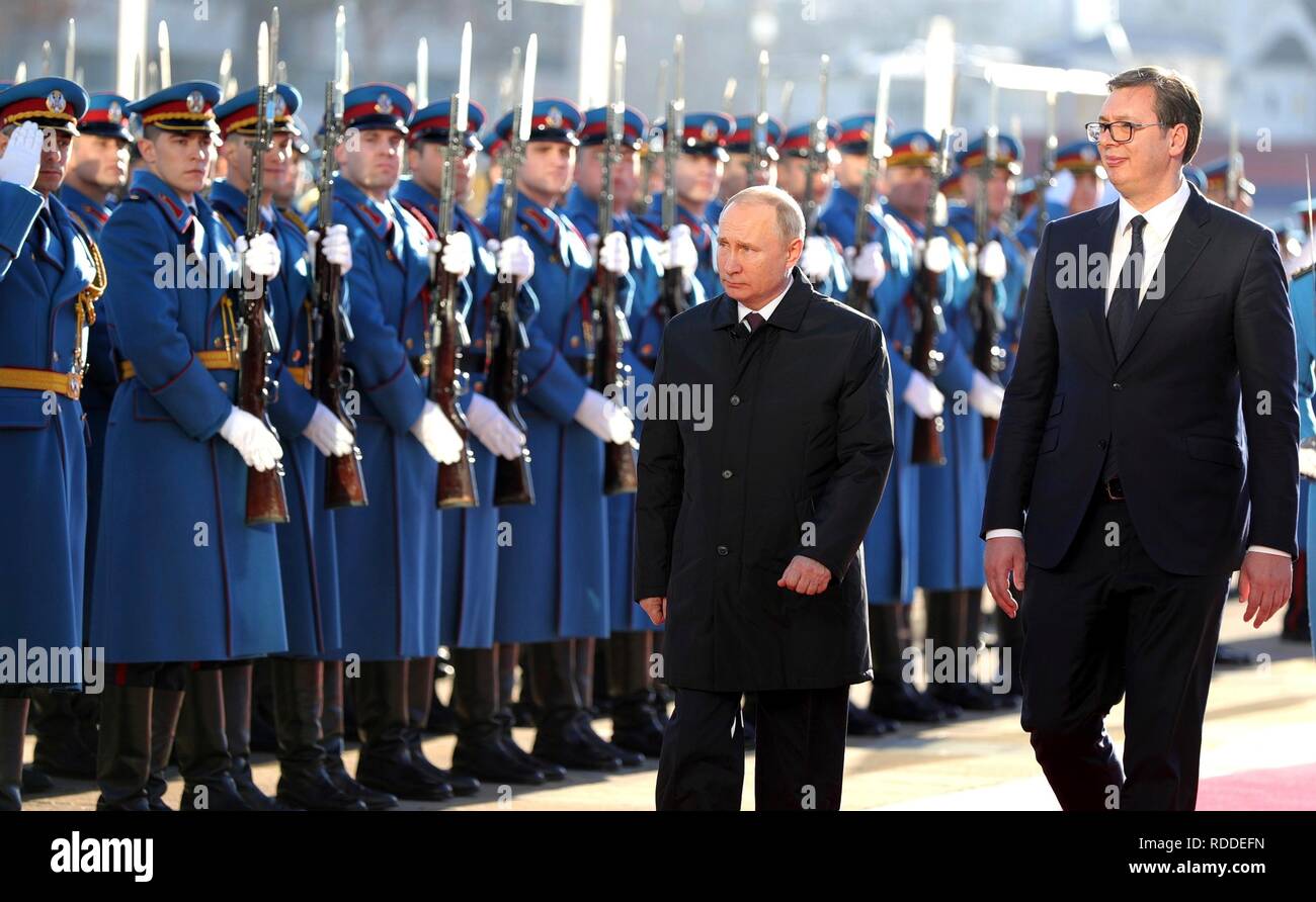 Belgrade, Serbie. 17 janvier, 2019. Le président russe Vladimir Poutine, à gauche, est escorté par le président serbe Aleksandar Vucic lors de la cérémonie d'accueil tous les honneurs militaires le 17 janvier 2019 à Belgrade, Serbie. Credit : Planetpix/Alamy Live News Banque D'Images