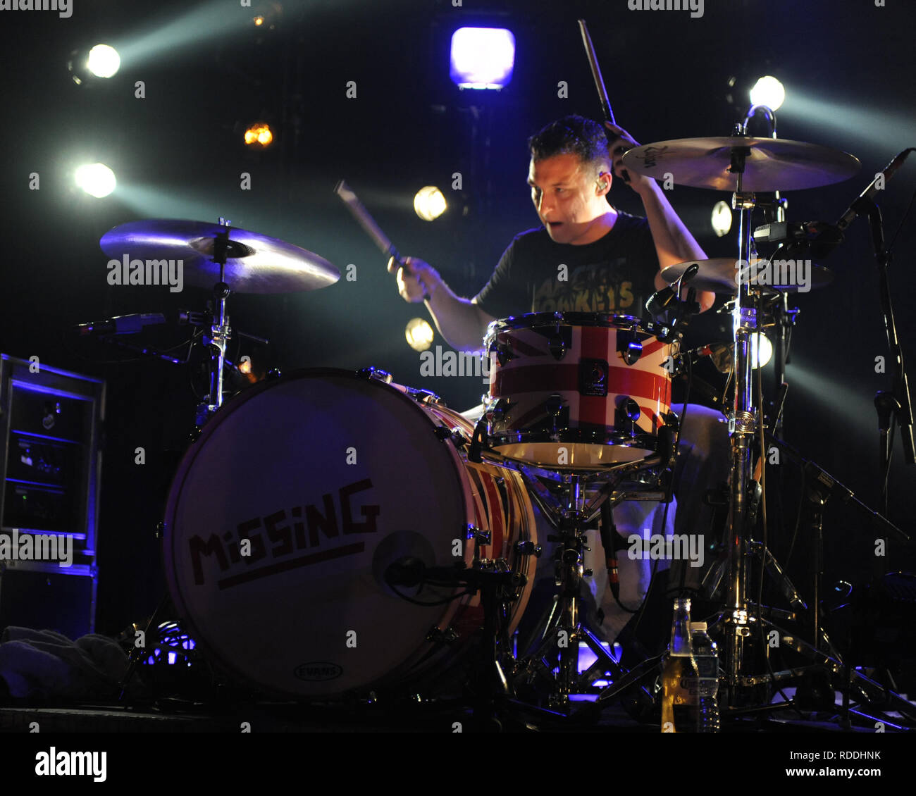 FORT LAUDERDALE FL - 8 octobre : Alex Turner, Jamie Cook, Matt Helders de Arctic Monkeys fonctionne à la Révolution. Arctic Monkeys est un groupe de rock indépendant. Formé en 2002 à High Green, une banlieue de Sheffield, le groupe se compose actuellement de Alex Turner (chant, guitare rythmique/plomb), Jamie Cook (guitare rythmique/plomb), Nick O'Malley (basse, chœurs) et Matt Helders (batterie, percussions, chœurs). Anciens membres : Andy Nicholson (basse, chœurs) et Glyn Jones (chant, guitare rythmique). Le 8 octobre 2011 à Fort Lauderdale, en Floride. Les gens : Banque D'Images
