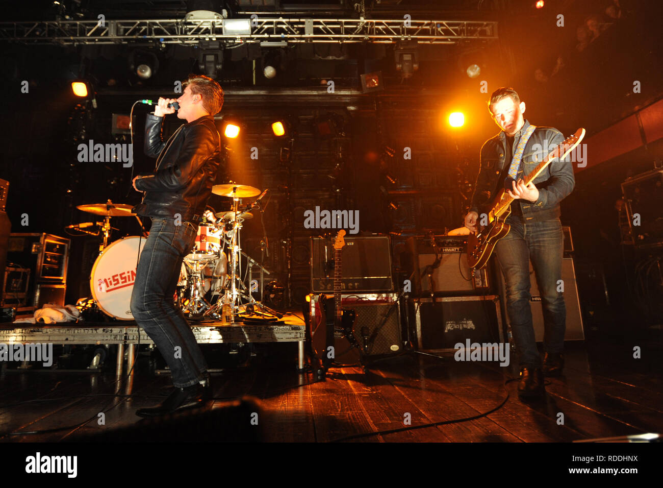 FORT LAUDERDALE FL - 8 octobre : Alex Turner, Jamie Cook, Matt Helders de Arctic Monkeys fonctionne à la Révolution. Arctic Monkeys est un groupe de rock indépendant. Formé en 2002 à High Green, une banlieue de Sheffield, le groupe se compose actuellement de Alex Turner (chant, guitare rythmique/plomb), Jamie Cook (guitare rythmique/plomb), Nick O'Malley (basse, chœurs) et Matt Helders (batterie, percussions, chœurs). Anciens membres : Andy Nicholson (basse, chœurs) et Glyn Jones (chant, guitare rythmique). Le 8 octobre 2011 à Fort Lauderdale, en Floride. Les gens : Banque D'Images