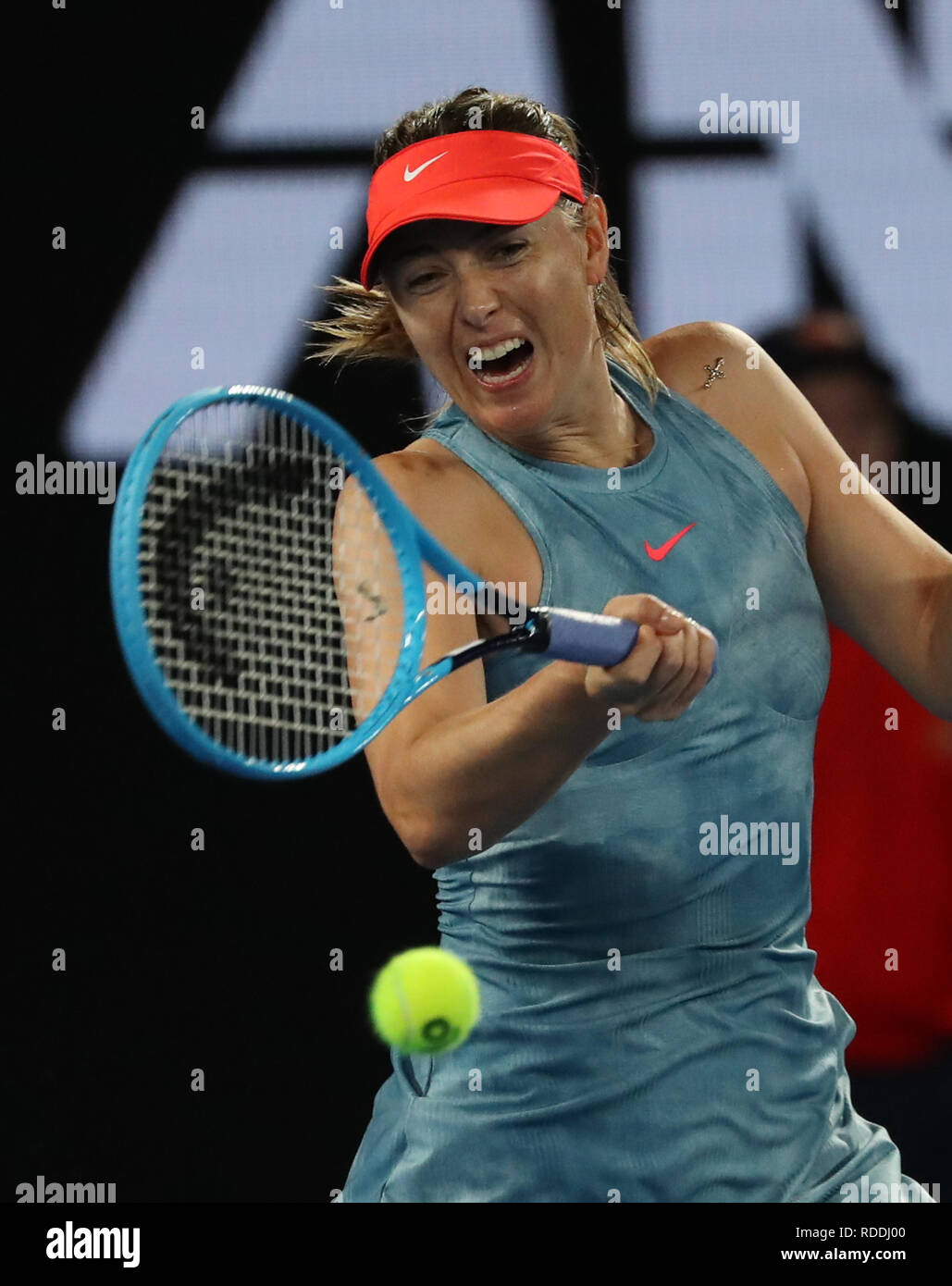 Melbourne Park, Melbourne, Australie. 18 janvier, 2019. Open de tennis d'Australie, jour 5 ; Maria Sharapova de Russie renvoie la balle contre Caroline Wozniacki du Danemark : l'action de Crédit Plus Sport/Alamy Live News Banque D'Images