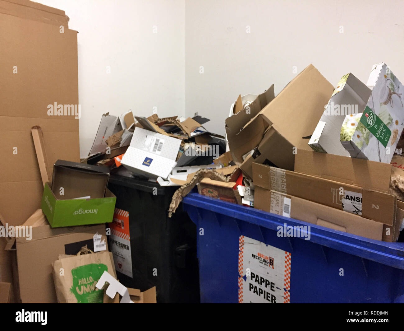 17 janvier 2019, l'Allemagne (allemand), Berlin : déchets de papier de  barils pleins à craquer avec le papier, le carton et le carton sont placés  dans une chambre d'ordures. Photo : Alexandra